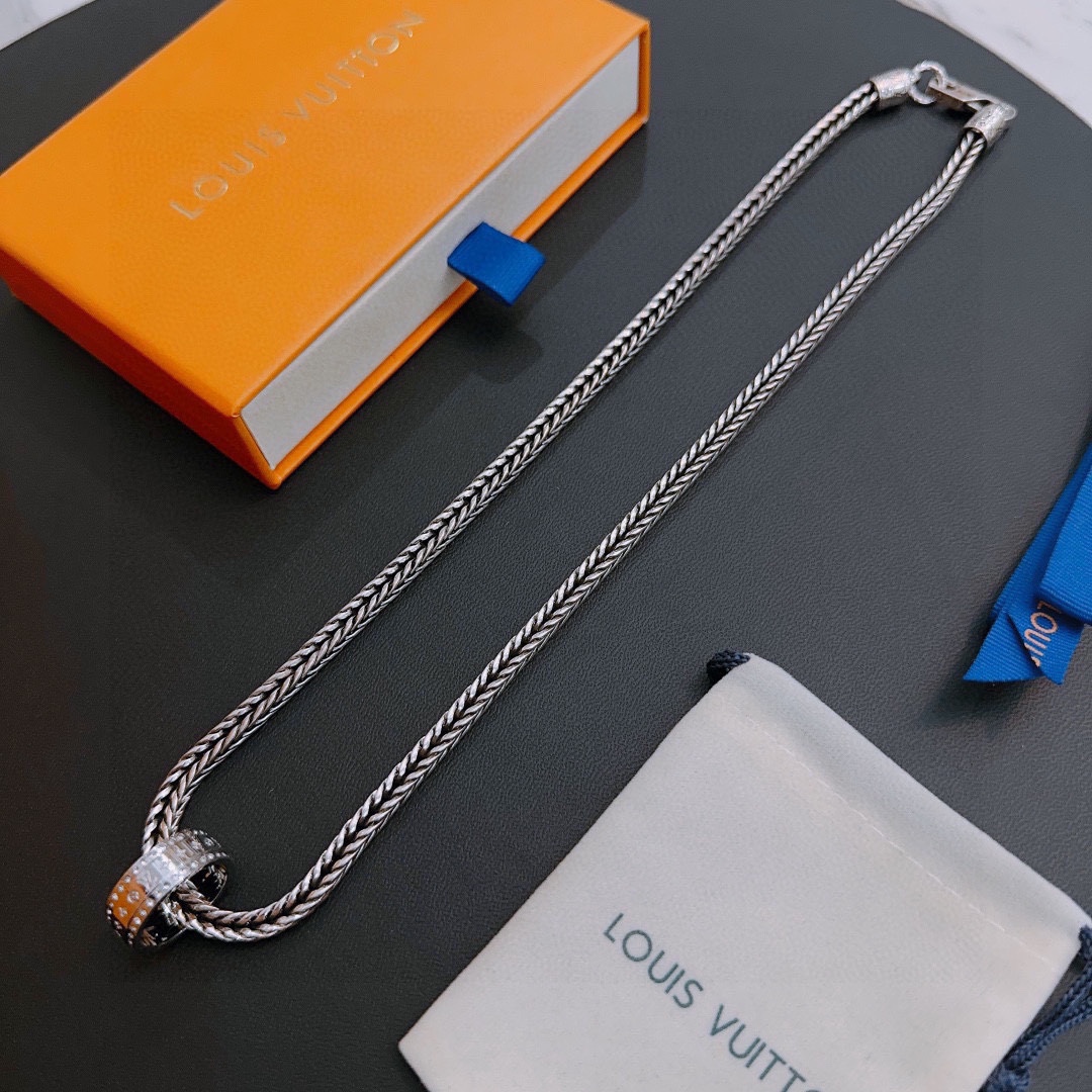 Louis Vuitton luxury necklace 3