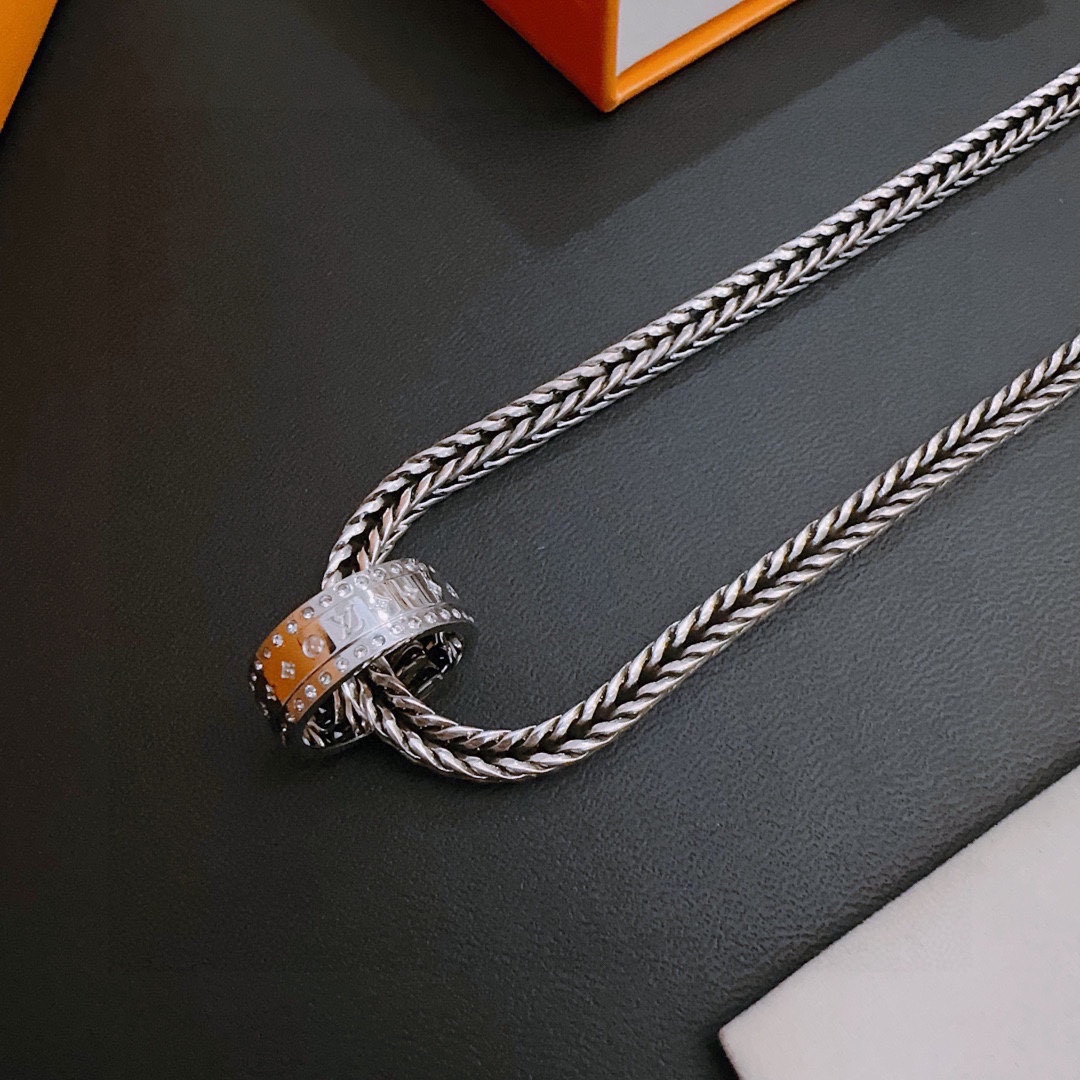 Louis Vuitton luxury necklace 8