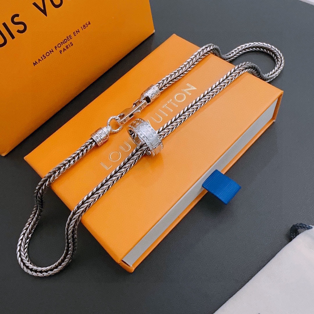 Louis Vuitton luxury necklace 2