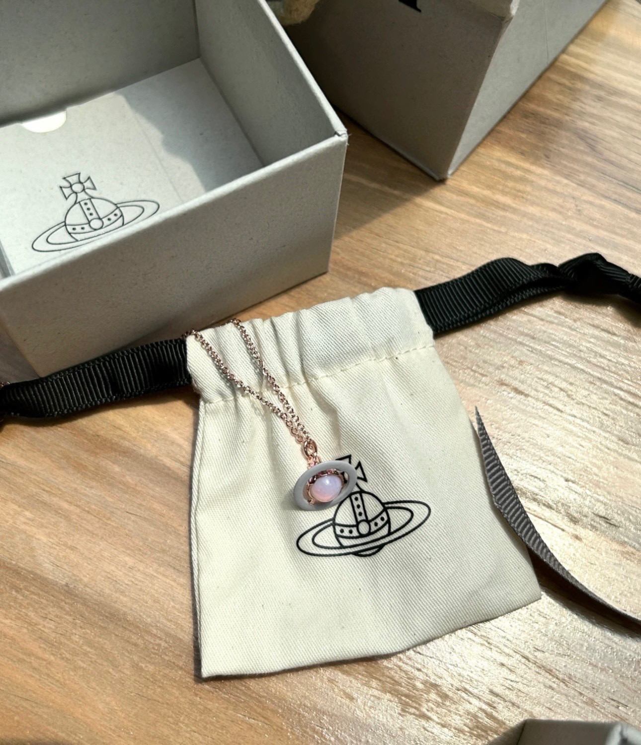 Vivienne Westwood 𝐕𝐢𝐯𝐢𝐞𝐧𝐧𝐞 𝐖𝐞𝐬𝐭𝐰𝐨𝐨𝐝