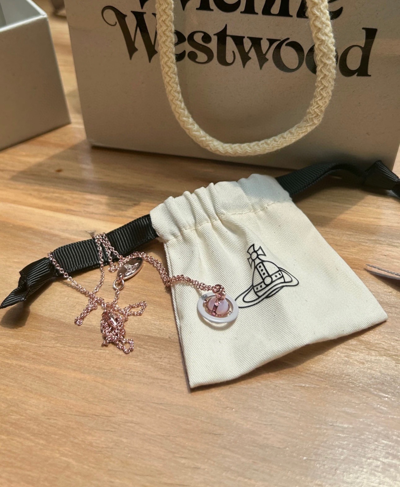 Vivienne Westwood 𝐕𝐢𝐯𝐢𝐞𝐧𝐧𝐞 𝐖𝐞𝐬𝐭𝐰𝐨𝐨𝐝