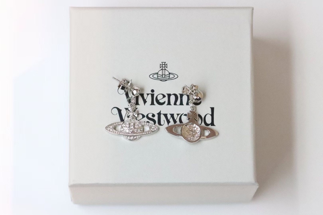 新品高品质西太后Vivienne银色满钻土星流苏耳环热销款！满钻搭配热门土星造型满钻镶嵌上面单钻点缀实在