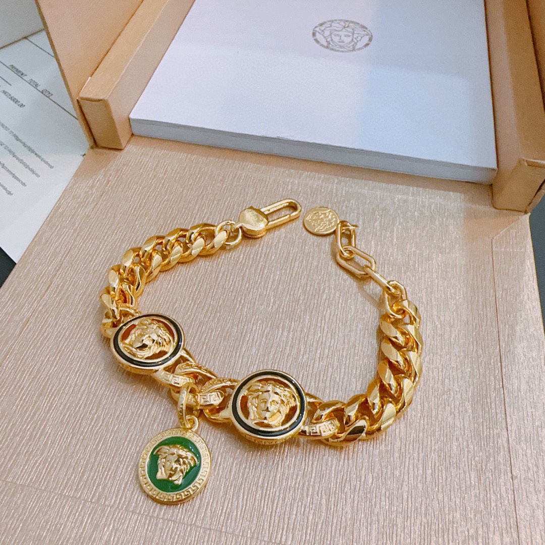    高品质范思哲手链美杜莎头像原单货专柜新款开模复古潮流时尚必备 男女均可佩戴 情侣款同款 摇滚朋克泰
