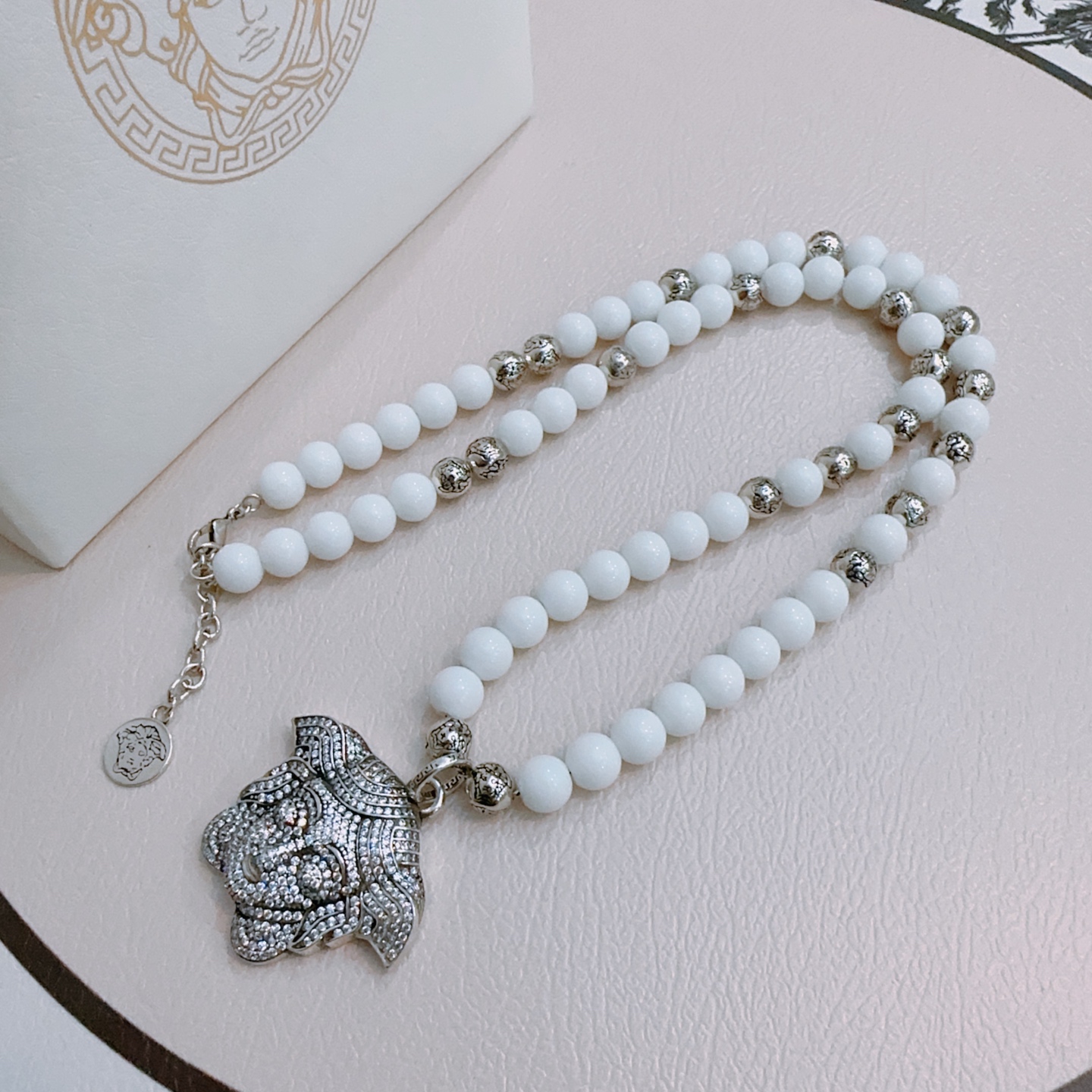 NO:107593,The counter semester version Versace agate necklace multi-element agate silver style necklace, same style as G-Dragon stars, retro and old style, original reproduction, purely handmade, authentic model opening trendy and fashion essentials, both men and women can wear, same style for couples, rock punk silver style, retro elements, trendy and versatile, same style for official website, fine jewelry, versace, necklace19860909专柜精工版本范思哲玛瑙项链多元素玛瑙泰银风格项链 权志龙明星同款 复古做旧风 原版复刻 纯手工打造 ～正品开模潮流时尚必备 男女均可佩戴 情侣款同款 摇滚朋克泰银风格 复古元素 潮流百搭 官网同款,饰品精品,versace,necklace,Jewelry