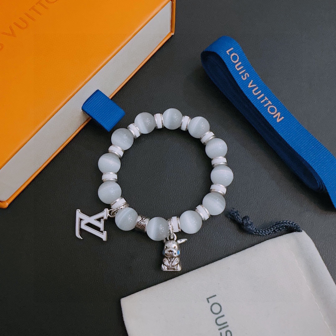 NO:104687,Counter Seiko Version Louis Vuitton LV Bracelet Multi-element Cat Eye Stone Agate Thai Silver Style (Large) Bracelet G-Dragon Star Same Model Retro Aging Style Original Replica Pure Handmade ~ Authentic Model Opening Fashion Essentials for Fashionable Men and Women Can Wear Couple Models Same Models Rock Punk Thai Silver Style Retro Elements Trendy and All-match Official Website Same Models, Jewelry Boutiques, Louis vuitton, louis vuitton, bracelet19860909专柜精工版本 路易威登LV手链多元素猫眼石玛瑙泰银风格（大号）手链 权志龙明星同款 复古做旧风 原版复刻 纯手工打造 ～正品开模潮流时尚必备 男女均可佩戴 情侣款同款 摇滚朋克泰银风格 复古元素 潮流百搭 官网同款,饰品精品,louis vuitton,louis vuitton,bracelet,Jewelry