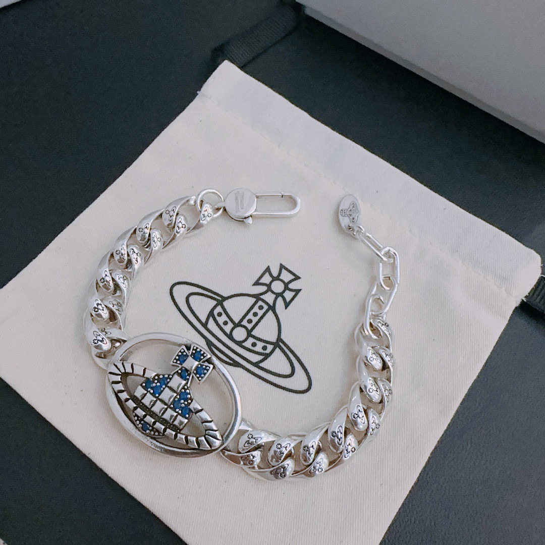 Vivienne Westwood 𝐕𝐢𝐯𝐢𝐞𝐧𝐧𝐞 𝐖𝐞𝐬𝐭𝐰𝐨𝐨𝐝