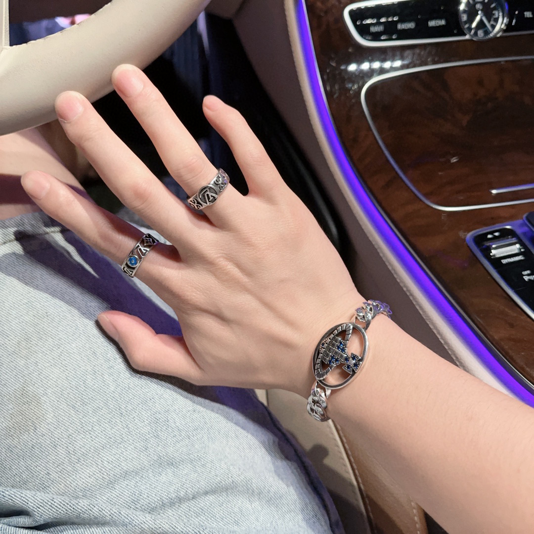 Vivienne Westwood 𝐕𝐢𝐯𝐢𝐞𝐧𝐧𝐞 𝐖𝐞𝐬𝐭𝐰𝐨𝐨𝐝