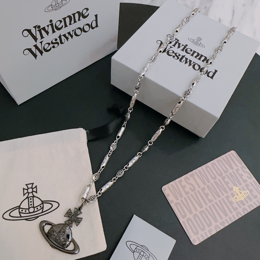 Vivienne Westwood 𝐕𝐢𝐯𝐢𝐞𝐧𝐧𝐞 𝐖𝐞𝐬𝐭𝐰𝐨𝐨𝐝