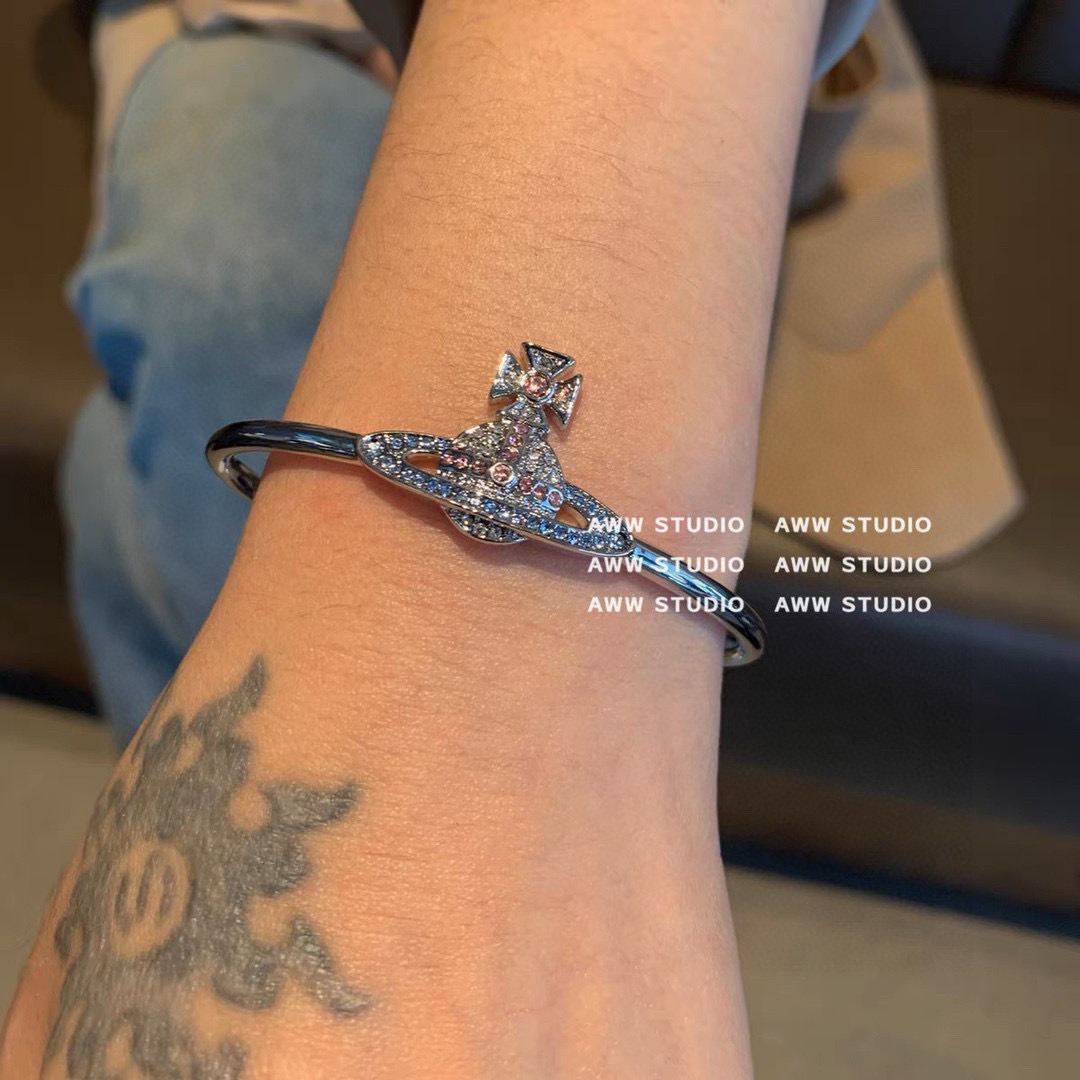 Vivienne Westwood 𝐕𝐢𝐯𝐢𝐞𝐧𝐧𝐞 𝐖𝐞𝐬𝐭𝐰𝐨𝐨𝐝