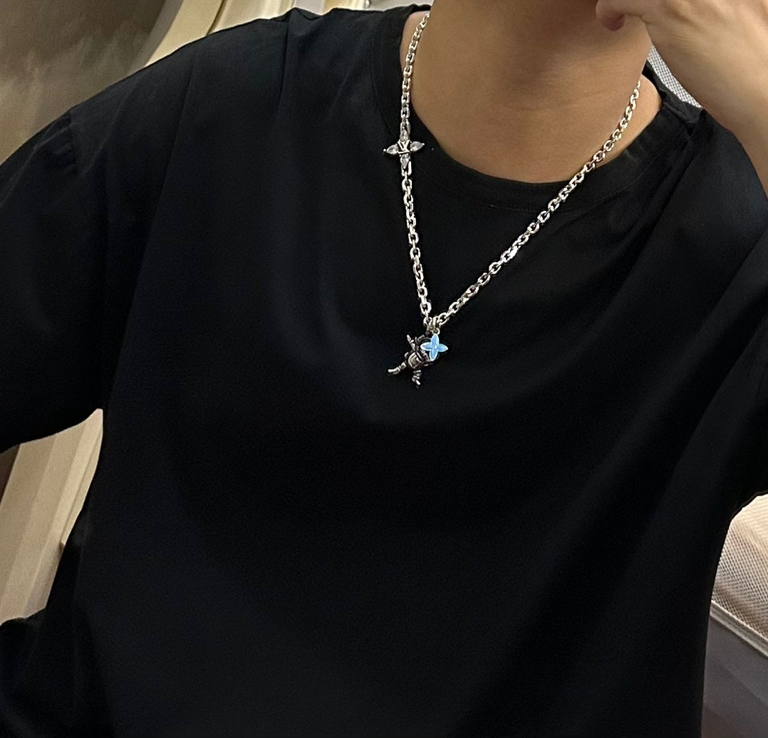 P135    路易威登 LV项链🇷🇼原单货🇷🇼专柜新款开模复古潮流时尚必备 男女均可佩戴 情侣款同款 摇滚朋克泰银风格 复古元素 潮流百搭 官网同款项链最新款链条档次更高明星经典款项链系列复古银项链
链长60厘米可改长度
细节对版做旧处理 非市面亮面版型 
这款一直在出 LV里面热卖款 非常好搭配潮流衣服👔🥿