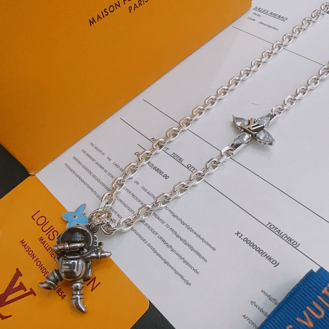 P135    路易威登 LV项链🇷🇼原单货🇷🇼专柜新款开模复古潮流时尚必备 男女均可佩戴 情侣款同款 摇滚朋克泰银风格 复古元素 潮流百搭 官网同款项链最新款链条档次更高明星经典款项链系列复古银项链
链长60厘米可改长度
细节对版做旧处理 非市面亮面版型 
这款一直在出 LV里面热卖款 非常好搭配潮流衣服👔🥿