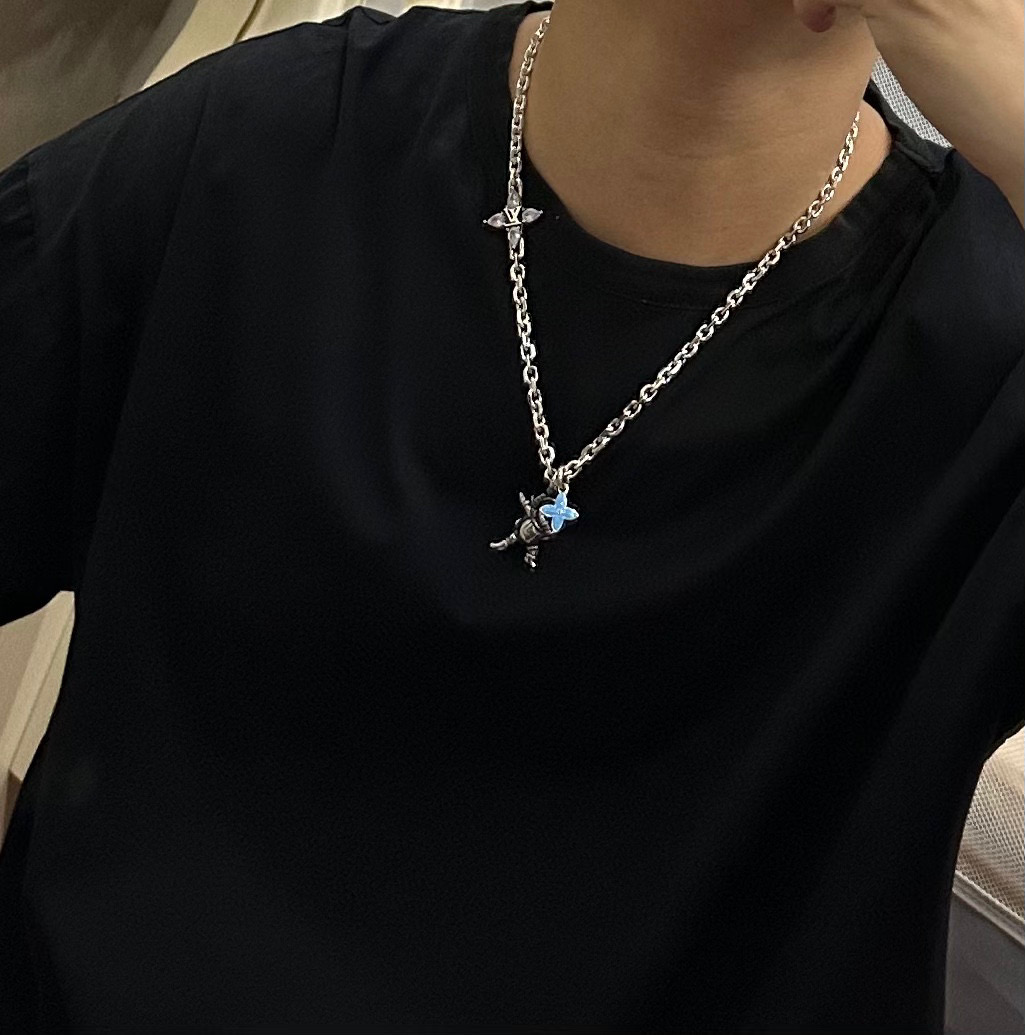 P135    路易威登 LV项链🇷🇼原单货🇷🇼专柜新款开模复古潮流时尚必备 男女均可佩戴 情侣款同款 摇滚朋克泰银风格 复古元素 潮流百搭 官网同款项链最新款链条档次更高明星经典款项链系列复古银项链
链长60厘米可改长度
细节对版做旧处理 非市面亮面版型 
这款一直在出 LV里面热卖款 非常好搭配潮流衣服👔🥿