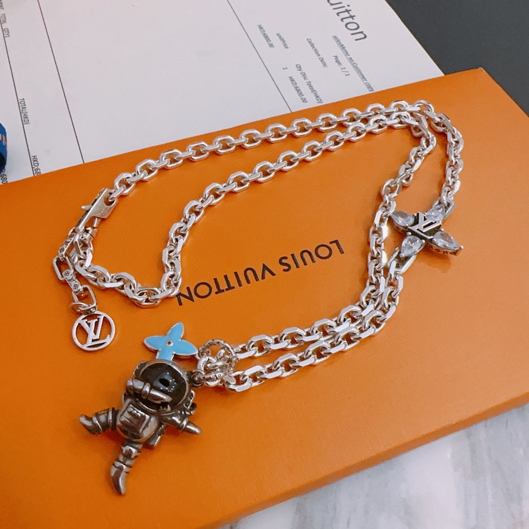 P135    路易威登 LV项链🇷🇼原单货🇷🇼专柜新款开模复古潮流时尚必备 男女均可佩戴 情侣款同款 摇滚朋克泰银风格 复古元素 潮流百搭 官网同款项链最新款链条档次更高明星经典款项链系列复古银项链
链长60厘米可改长度
细节对版做旧处理 非市面亮面版型 
这款一直在出 LV里面热卖款 非常好搭配潮流衣服👔🥿
