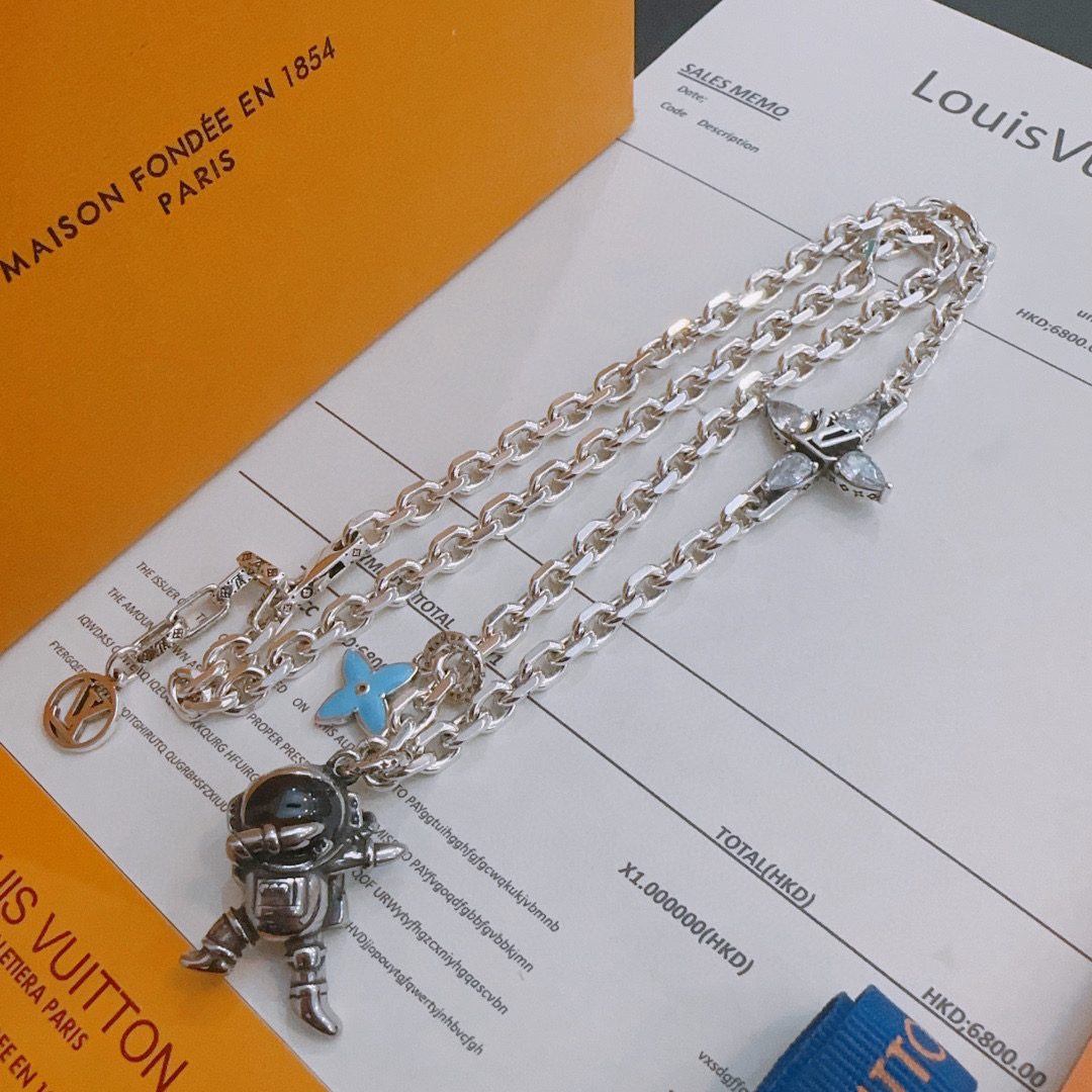 P135    路易威登 LV项链🇷🇼原单货🇷🇼专柜新款开模复古潮流时尚必备 男女均可佩戴 情侣款同款 摇滚朋克泰银风格 复古元素 潮流百搭 官网同款项链最新款链条档次更高明星经典款项链系列复古银项链
链长60厘米可改长度
细节对版做旧处理 非市面亮面版型 
这款一直在出 LV里面热卖款 非常好搭配潮流衣服👔🥿