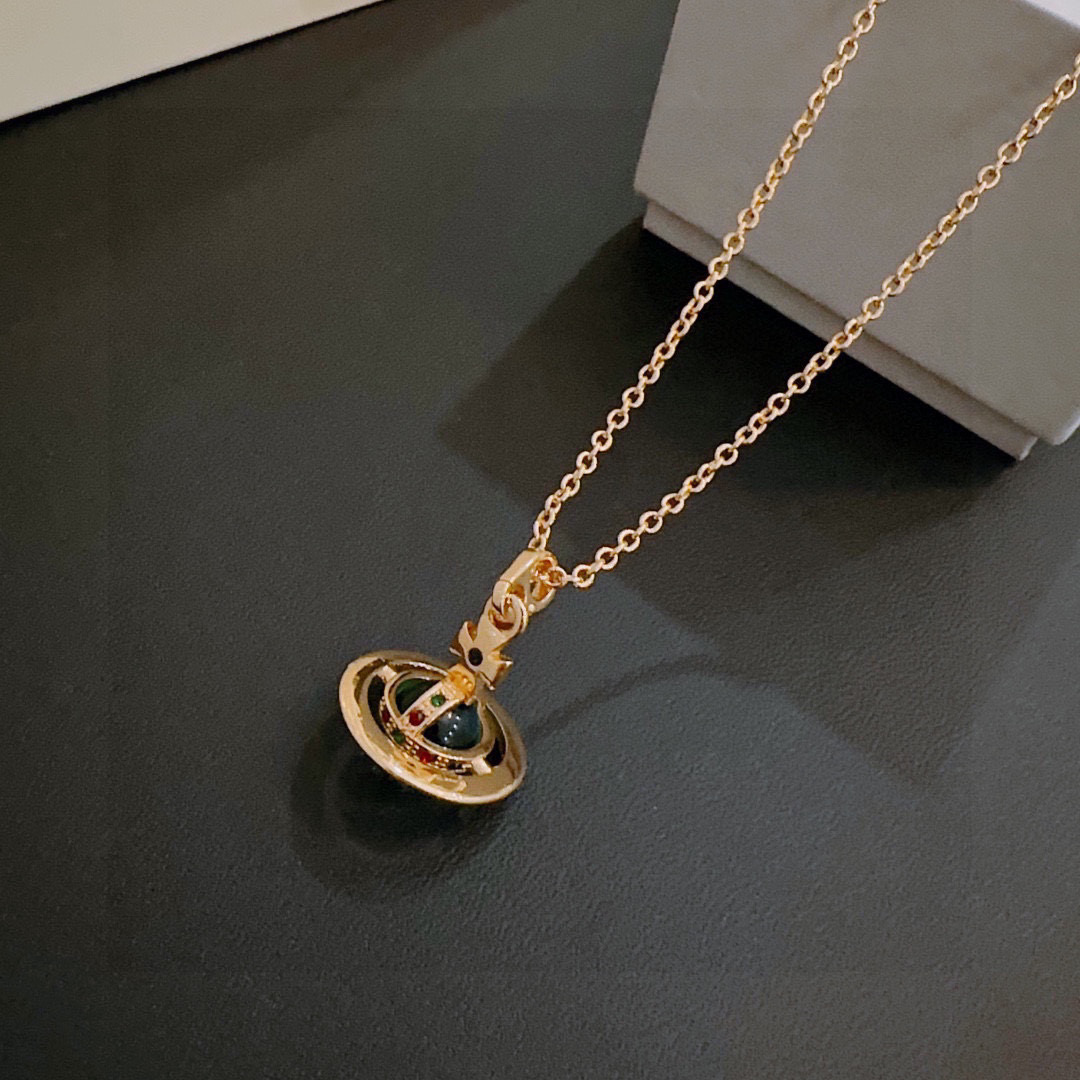 P80     𝐕𝐢𝐯𝐢𝐞𝐧𝐧𝐞 𝐖𝐞𝐬𝐭𝐰𝐨𝐨𝐝🪐✨
经典大土星项链
项链vivienne westwood西太后土星项链！英国时装设计师，时装的朋克之母！时尚潮流风格，品质强大，超美的设计！简约大气刺绣Logo‼精致💎这个款不用担心不好看，因为经典的元素洋气的新设计！赠礼的完美之选，充分展现个性风范。品质非常整个首饰给人大牌气场的同时又非常精致，让整个人的层次提升好几个level💟绝对值得入手‼️🌟