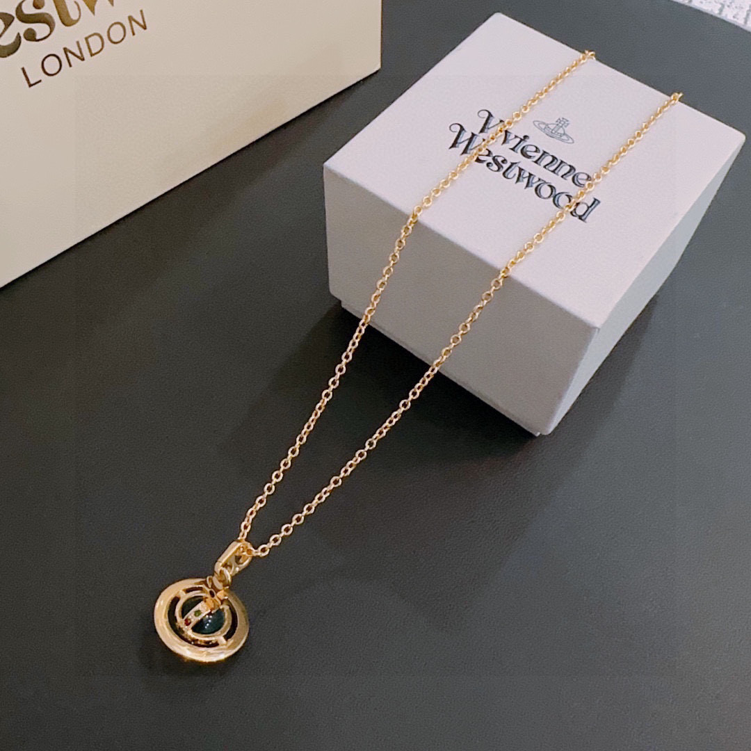 P80     𝐕𝐢𝐯𝐢𝐞𝐧𝐧𝐞 𝐖𝐞𝐬𝐭𝐰𝐨𝐨𝐝🪐✨
经典大土星项链
项链vivienne westwood西太后土星项链！英国时装设计师，时装的朋克之母！时尚潮流风格，品质强大，超美的设计！简约大气刺绣Logo‼精致💎这个款不用担心不好看，因为经典的元素洋气的新设计！赠礼的完美之选，充分展现个性风范。品质非常整个首饰给人大牌气场的同时又非常精致，让整个人的层次提升好几个level💟绝对值得入手‼️🌟