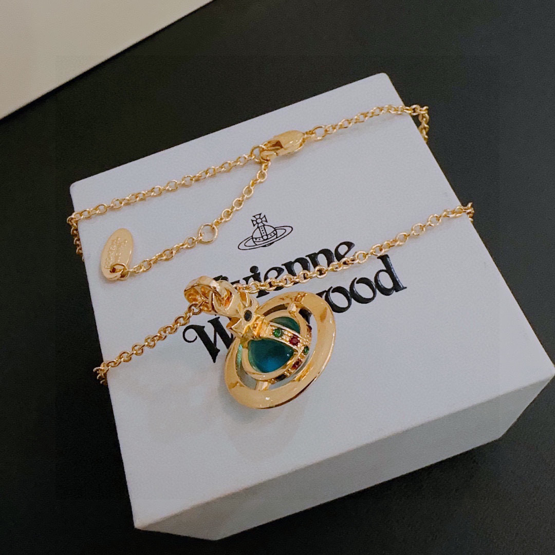 P80     𝐕𝐢𝐯𝐢𝐞𝐧𝐧𝐞 𝐖𝐞𝐬𝐭𝐰𝐨𝐨𝐝🪐✨
经典大土星项链
项链vivienne westwood西太后土星项链！英国时装设计师，时装的朋克之母！时尚潮流风格，品质强大，超美的设计！简约大气刺绣Logo‼精致💎这个款不用担心不好看，因为经典的元素洋气的新设计！赠礼的完美之选，充分展现个性风范。品质非常整个首饰给人大牌气场的同时又非常精致，让整个人的层次提升好几个level💟绝对值得入手‼️🌟