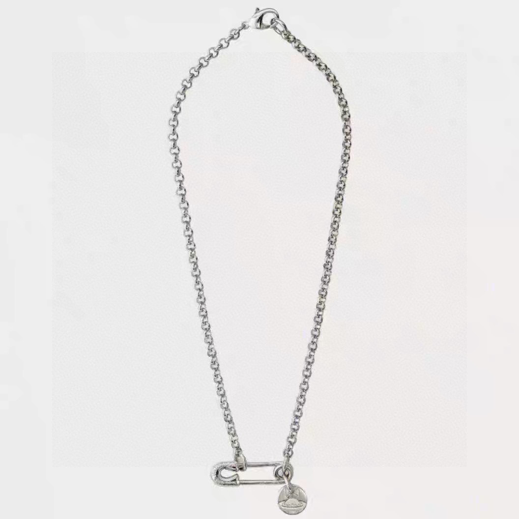 P85     𝐕𝐢𝐯𝐢𝐞𝐧𝐧𝐞 𝐖𝐞𝐬𝐭𝐰𝐨𝐨𝐝🪐✨
经典大土星项链
项链vivienne westwood西太后土星项链！英国时装设计师，时装的朋克之母！时尚潮流风格，品质强大，超美的设计！简约大气刺绣Logo‼精致💎这个款不用担心不好看，因为经典的元素洋气的新设计！赠礼的完美之选，充分展现个性风范。品质非常整个首饰给人大牌气场的同时又非常精致，让整个人的层次提升好几个level💟绝对值得入手‼️🌟