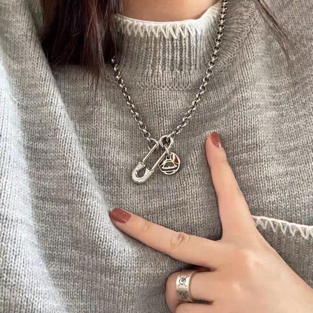 P85     𝐕𝐢𝐯𝐢𝐞𝐧𝐧𝐞 𝐖𝐞𝐬𝐭𝐰𝐨𝐨𝐝🪐✨
经典大土星项链
项链vivienne westwood西太后土星项链！英国时装设计师，时装的朋克之母！时尚潮流风格，品质强大，超美的设计！简约大气刺绣Logo‼精致💎这个款不用担心不好看，因为经典的元素洋气的新设计！赠礼的完美之选，充分展现个性风范。品质非常整个首饰给人大牌气场的同时又非常精致，让整个人的层次提升好几个level💟绝对值得入手‼️🌟