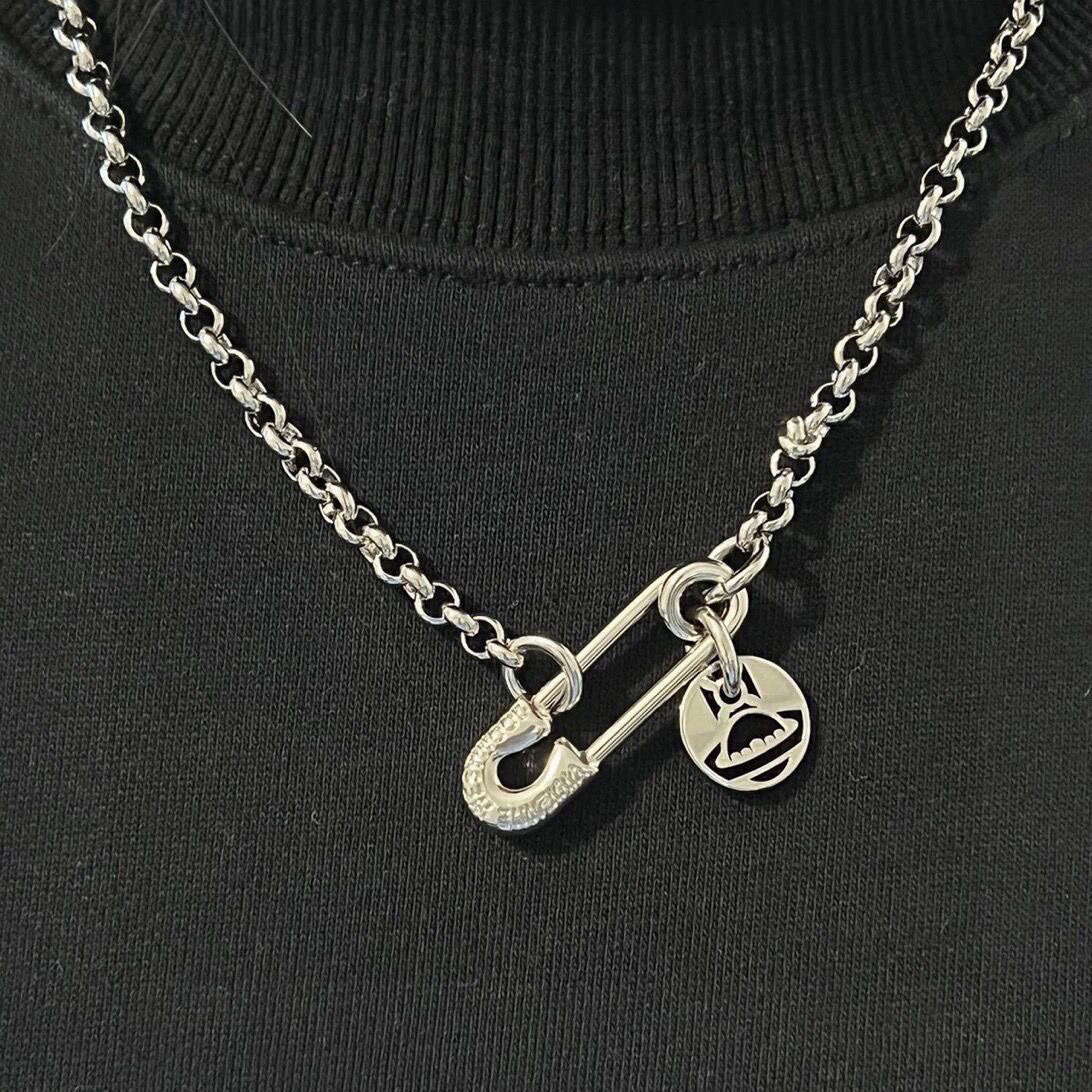 P85     𝐕𝐢𝐯𝐢𝐞𝐧𝐧𝐞 𝐖𝐞𝐬𝐭𝐰𝐨𝐨𝐝🪐✨
经典大土星项链
项链vivienne westwood西太后土星项链！英国时装设计师，时装的朋克之母！时尚潮流风格，品质强大，超美的设计！简约大气刺绣Logo‼精致💎这个款不用担心不好看，因为经典的元素洋气的新设计！赠礼的完美之选，充分展现个性风范。品质非常整个首饰给人大牌气场的同时又非常精致，让整个人的层次提升好几个level💟绝对值得入手‼️🌟