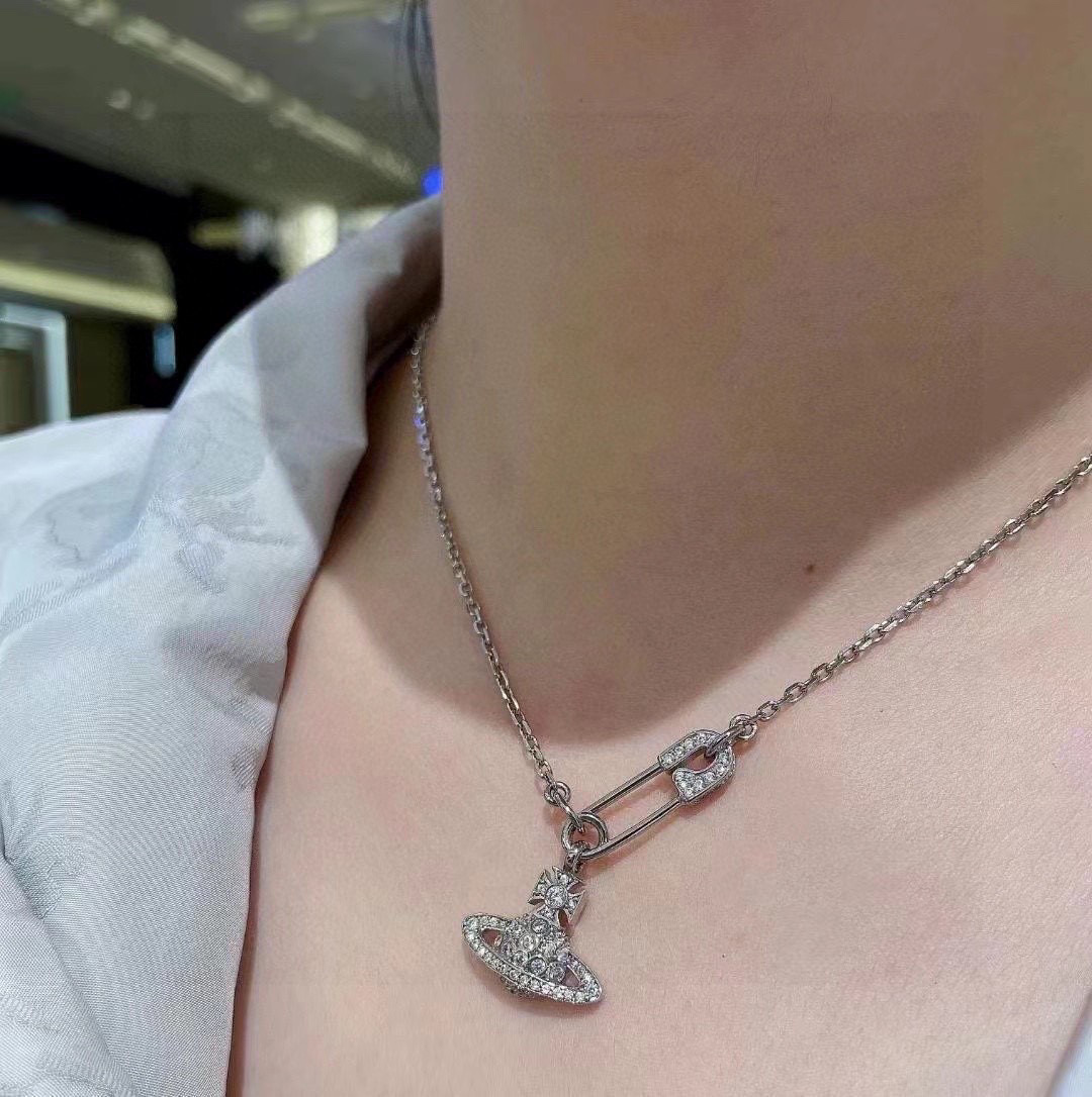 P70     𝐕𝐢𝐯𝐢𝐞𝐧𝐧𝐞 𝐖𝐞𝐬𝐭𝐰𝐨𝐨𝐝🪐✨
经典大土星项链
项链vivienne westwood西太后土星项链！英国时装设计师，时装的朋克之母！时尚潮流风格，品质强大，超美的设计！简约大气刺绣Logo‼精致💎这个款不用担心不好看，因为经典的元素洋气的新设计！赠礼的完美之选，充分展现个性风范。品质非常整个首饰给人大牌气场的同时又非常精致，让整个人的层次提升好几个level💟绝对值得入手‼️🌟