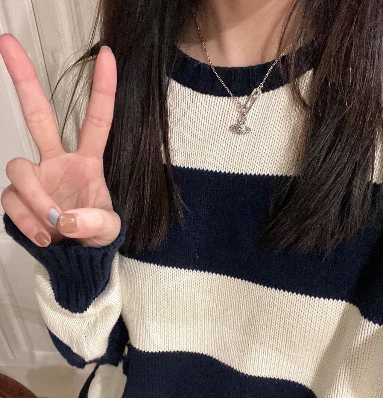 P70     𝐕𝐢𝐯𝐢𝐞𝐧𝐧𝐞 𝐖𝐞𝐬𝐭𝐰𝐨𝐨𝐝🪐✨
经典大土星项链
项链vivienne westwood西太后土星项链！英国时装设计师，时装的朋克之母！时尚潮流风格，品质强大，超美的设计！简约大气刺绣Logo‼精致💎这个款不用担心不好看，因为经典的元素洋气的新设计！赠礼的完美之选，充分展现个性风范。品质非常整个首饰给人大牌气场的同时又非常精致，让整个人的层次提升好几个level💟绝对值得入手‼️🌟