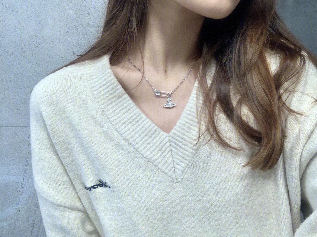P70     𝐕𝐢𝐯𝐢𝐞𝐧𝐧𝐞 𝐖𝐞𝐬𝐭𝐰𝐨𝐨𝐝🪐✨
经典大土星项链
项链vivienne westwood西太后土星项链！英国时装设计师，时装的朋克之母！时尚潮流风格，品质强大，超美的设计！简约大气刺绣Logo‼精致💎这个款不用担心不好看，因为经典的元素洋气的新设计！赠礼的完美之选，充分展现个性风范。品质非常整个首饰给人大牌气场的同时又非常精致，让整个人的层次提升好几个level💟绝对值得入手‼️🌟