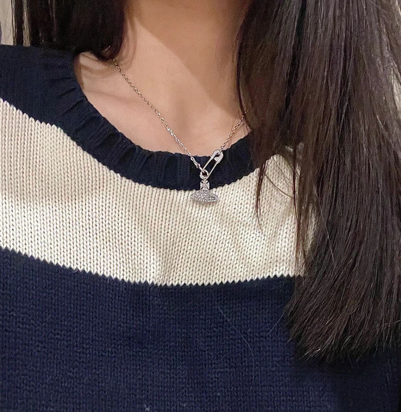 P70     𝐕𝐢𝐯𝐢𝐞𝐧𝐧𝐞 𝐖𝐞𝐬𝐭𝐰𝐨𝐨𝐝🪐✨
经典大土星项链
项链vivienne westwood西太后土星项链！英国时装设计师，时装的朋克之母！时尚潮流风格，品质强大，超美的设计！简约大气刺绣Logo‼精致💎这个款不用担心不好看，因为经典的元素洋气的新设计！赠礼的完美之选，充分展现个性风范。品质非常整个首饰给人大牌气场的同时又非常精致，让整个人的层次提升好几个level💟绝对值得入手‼️🌟