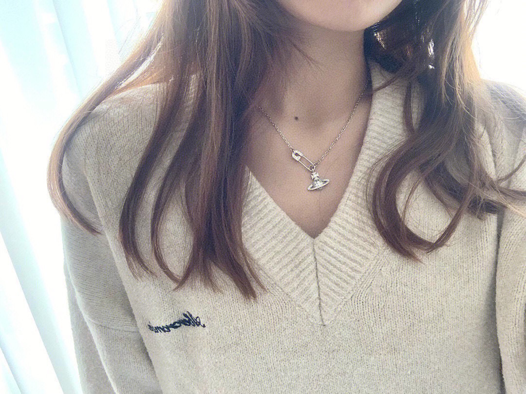 P70     𝐕𝐢𝐯𝐢𝐞𝐧𝐧𝐞 𝐖𝐞𝐬𝐭𝐰𝐨𝐨𝐝🪐✨
经典大土星项链
项链vivienne westwood西太后土星项链！英国时装设计师，时装的朋克之母！时尚潮流风格，品质强大，超美的设计！简约大气刺绣Logo‼精致💎这个款不用担心不好看，因为经典的元素洋气的新设计！赠礼的完美之选，充分展现个性风范。品质非常整个首饰给人大牌气场的同时又非常精致，让整个人的层次提升好几个level💟绝对值得入手‼️🌟