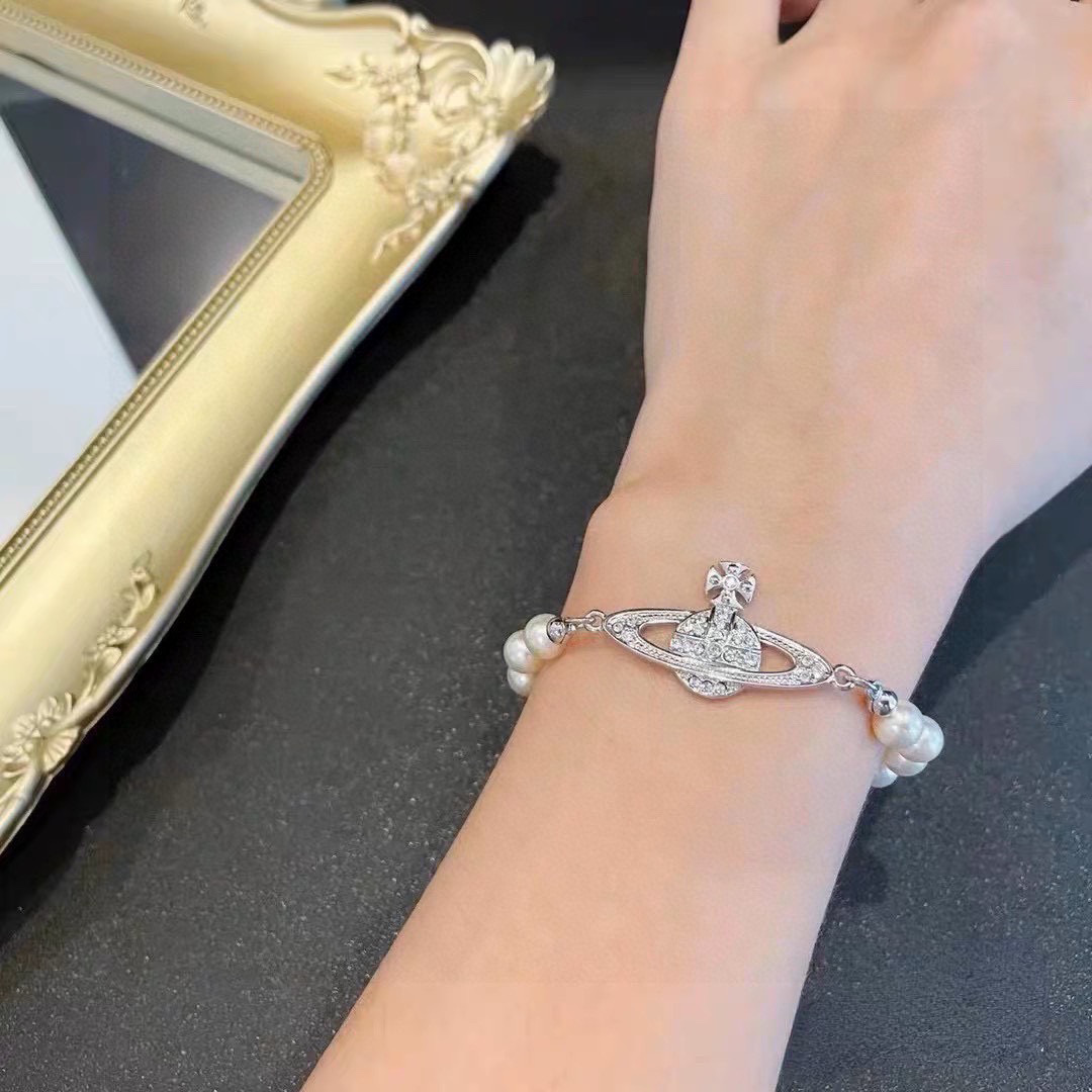 P70     𝐕𝐢𝐯𝐢𝐞𝐧𝐧𝐞 𝐖𝐞𝐬𝐭𝐰𝐨𝐨𝐝🪐✨
经典土星手链vivienne westwood西太后土星手链！英国时装设计师，时装的朋克之母！时尚潮流风格，品质强大，超美的设计！简约大气刺绣Logo‼精致💎这个款不用担心不好看，因为经典的元素洋气的新设计！赠礼的完美之选，充分展现个性风范。品质非常整个首饰给人大牌气场的同时又非常精致，让整个人的层次提升好几个level💟绝对值得入手‼️🌟