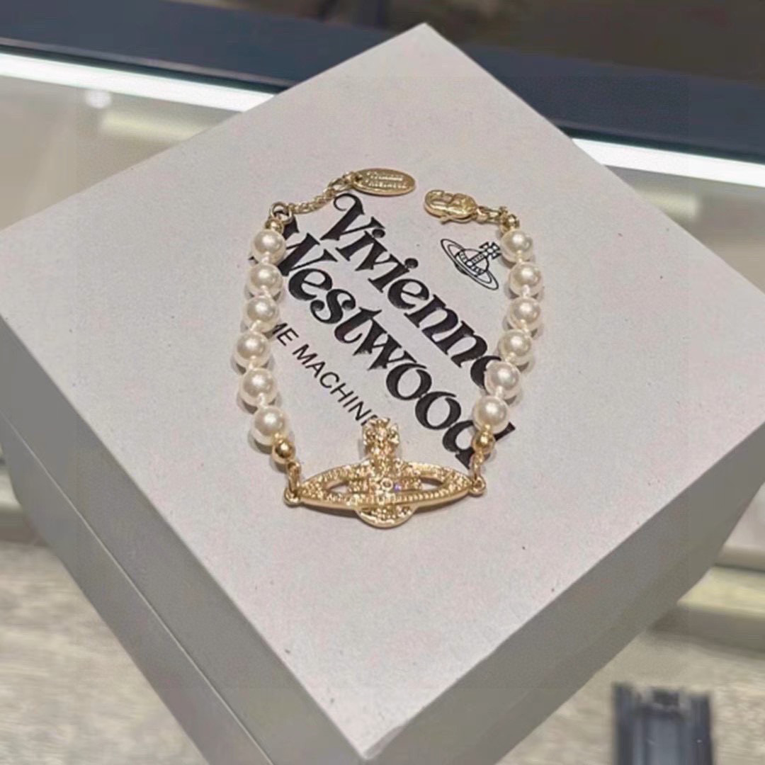 P70     𝐕𝐢𝐯𝐢𝐞𝐧𝐧𝐞 𝐖𝐞𝐬𝐭𝐰𝐨𝐨𝐝🪐✨
经典土星手链vivienne westwood西太后土星手链！英国时装设计师，时装的朋克之母！时尚潮流风格，品质强大，超美的设计！简约大气刺绣Logo‼精致💎这个款不用担心不好看，因为经典的元素洋气的新设计！赠礼的完美之选，充分展现个性风范。品质非常整个首饰给人大牌气场的同时又非常精致，让整个人的层次提升好几个level💟绝对值得入手‼️🌟