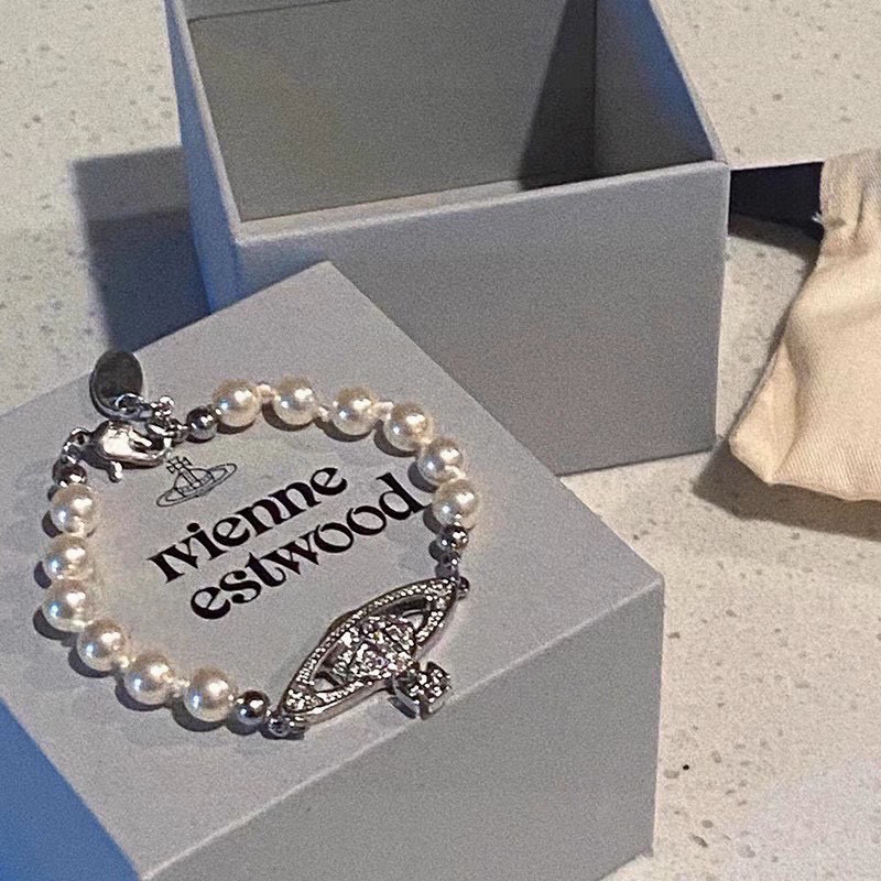 P70     𝐕𝐢𝐯𝐢𝐞𝐧𝐧𝐞 𝐖𝐞𝐬𝐭𝐰𝐨𝐨𝐝🪐✨
经典土星手链vivienne westwood西太后土星手链！英国时装设计师，时装的朋克之母！时尚潮流风格，品质强大，超美的设计！简约大气刺绣Logo‼精致💎这个款不用担心不好看，因为经典的元素洋气的新设计！赠礼的完美之选，充分展现个性风范。品质非常整个首饰给人大牌气场的同时又非常精致，让整个人的层次提升好几个level💟绝对值得入手‼️🌟