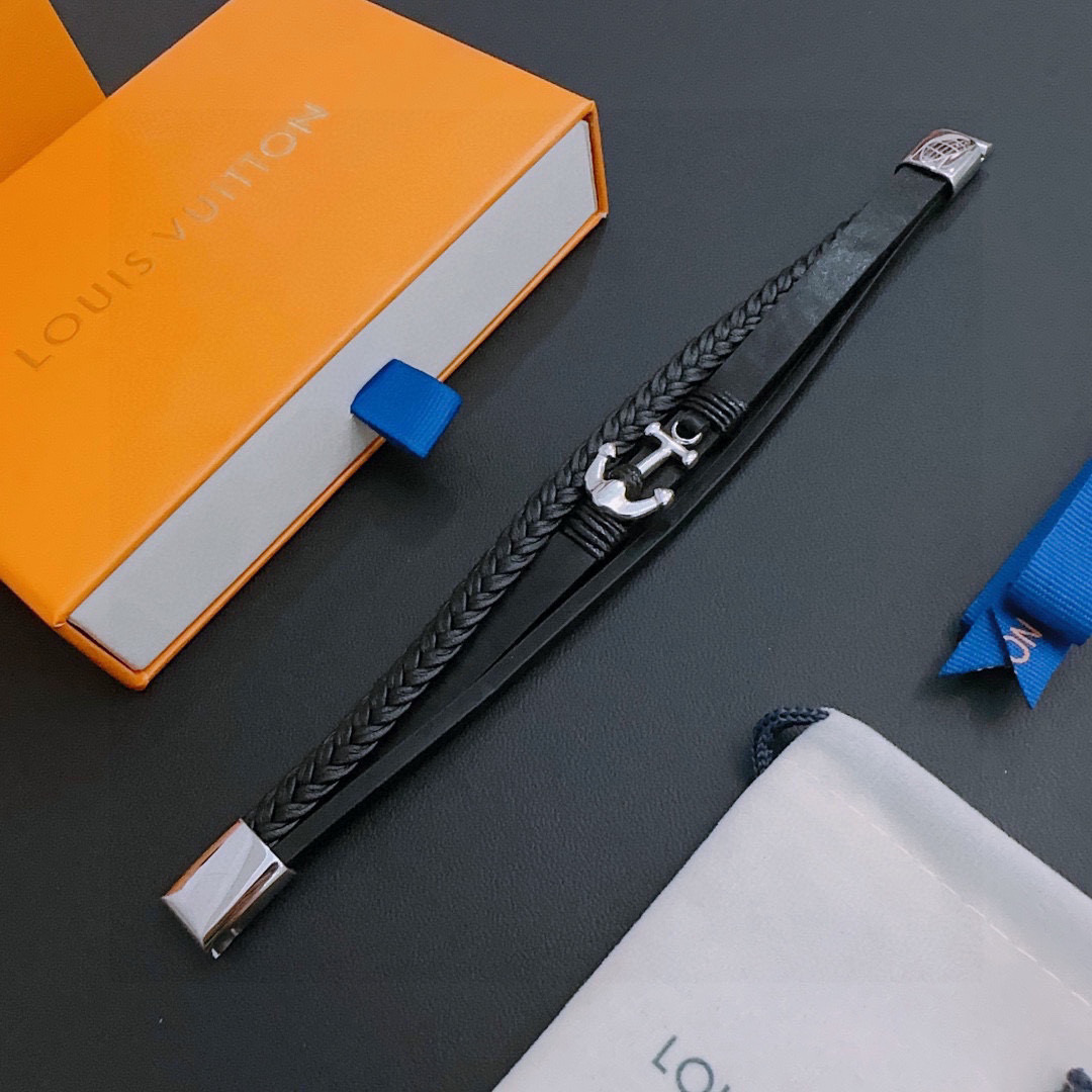 NO:105058,High-quality Louis Vuitton LV leather bracelet original single-stock counter new model retro trend fashion essentials can be worn by both men and women Couple style Rock Punk Tsing silver style Retro elements Trendy versatile official website The latest necklace of the same style chain is higher, Star classic bracelet Cuban chain series retro silver bracelet Chain length 21cm adjustable changes Details are used for the old version Non-market glossy version This model has been released. The best selling model in LV is very easy to match with trendy clothes, jewelry boutique, louis vuitton, louis vuitton, necklace, bracelet, cowhide19860909高品质路易威登LV牛皮手链原单货专柜新款开模复古潮流时尚必备 男女均可佩戴 情侣款同款 摇滚朋克泰银风格 复古元素 潮流百搭 官网同款项链最新款链条档次更高明星经典款手链古巴链系列复古银手链 链长21cm 可调节更改 细节对版做旧处理 非市面亮面版型 这款一直在出 LV里面热卖款 非常好搭配潮流衣服,饰品精品,louis vuitton,louis vuitton,necklace,bracelet,cowhide,Jewelry