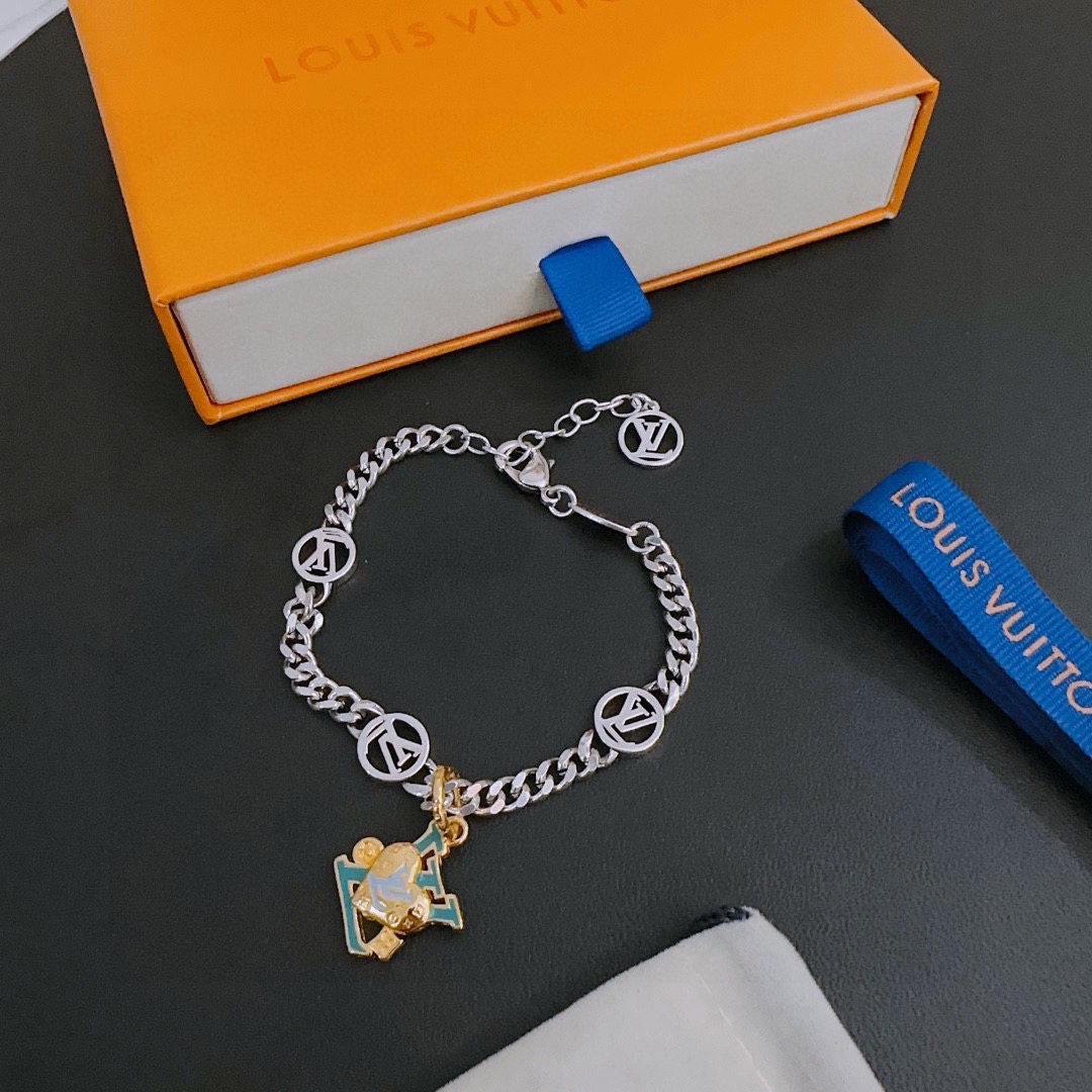 NO:105388,High-quality Louis Vuitton LV bracelet original single-stock counter new model retro trend fashion essentials can be worn by both men and women Couple style Rock Punk Tsing silver style Retro elements Trendy versatile official website The latest necklace of the same style chain is higher, Star classic bracelet Cuban chain series retro silver bracelet The chain length can be adjusted, details are used to treat the version, non-market glossy style This model has been released. The best selling model in LV is very easy to match with trendy clothes, jewelry boutique, louis vuitton, louis vuitton, necklace, bracelet19860909高品质路易威登LV手链原单货专柜新款开模复古潮流时尚必备 男女均可佩戴 情侣款同款 摇滚朋克泰银风格 复古元素 潮流百搭 官网同款项链最新款链条档次更高明星经典款手链古巴链系列复古银手链 链长可调节长度 细节对版做旧处理 非市面亮面版型 这款一直在出 LV里面热卖款 非常好搭配潮流衣服,饰品精品,louis vuitton,louis vuitton,necklace,bracelet,Jewelry