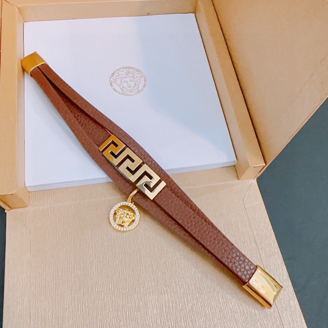 High-Quality Versace Leather Hand Bracelet with Unique Branding and Adjustable Size - 图片 7