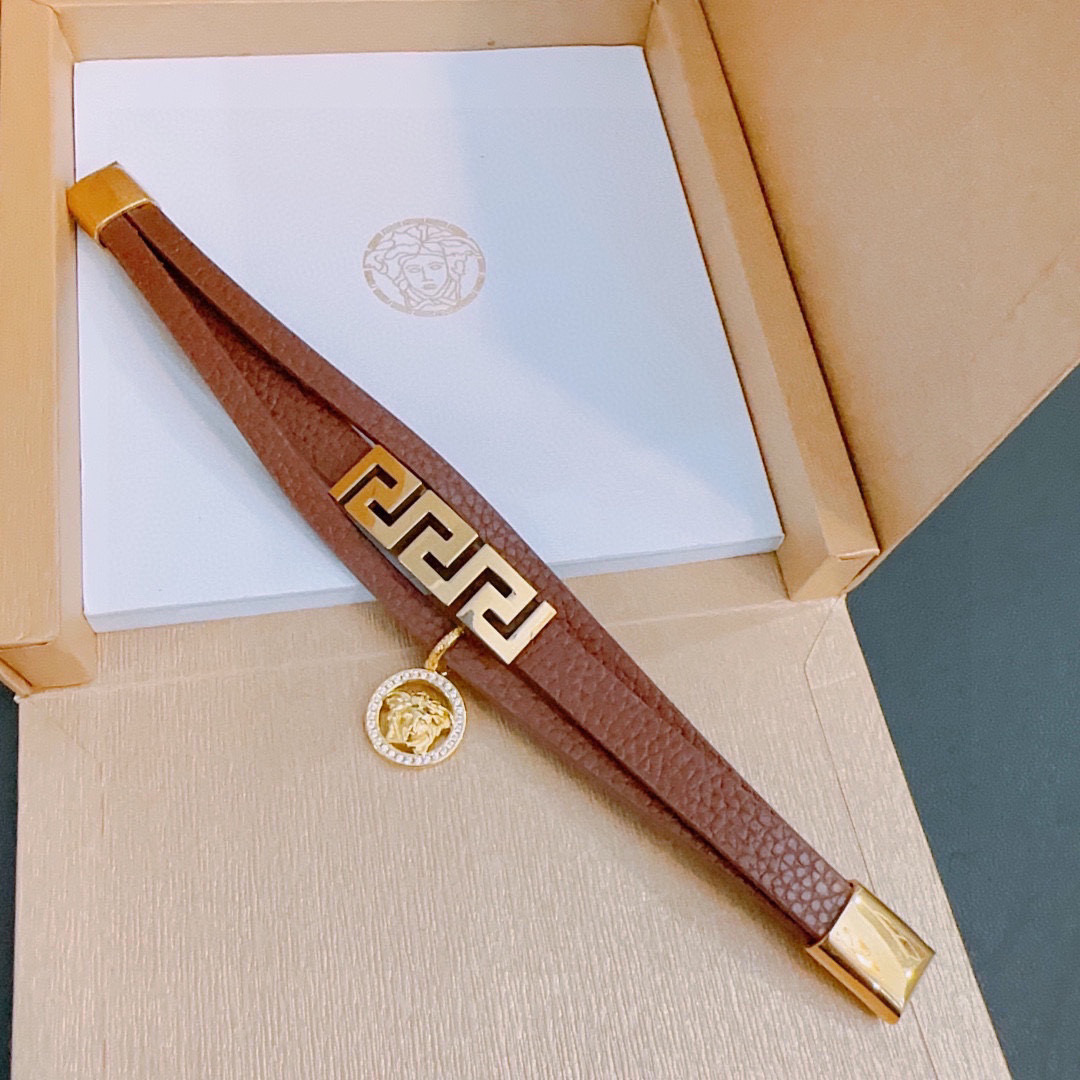 High-Quality Versace Leather Hand Bracelet with Unique Branding and Adjustable Size - 图片 2