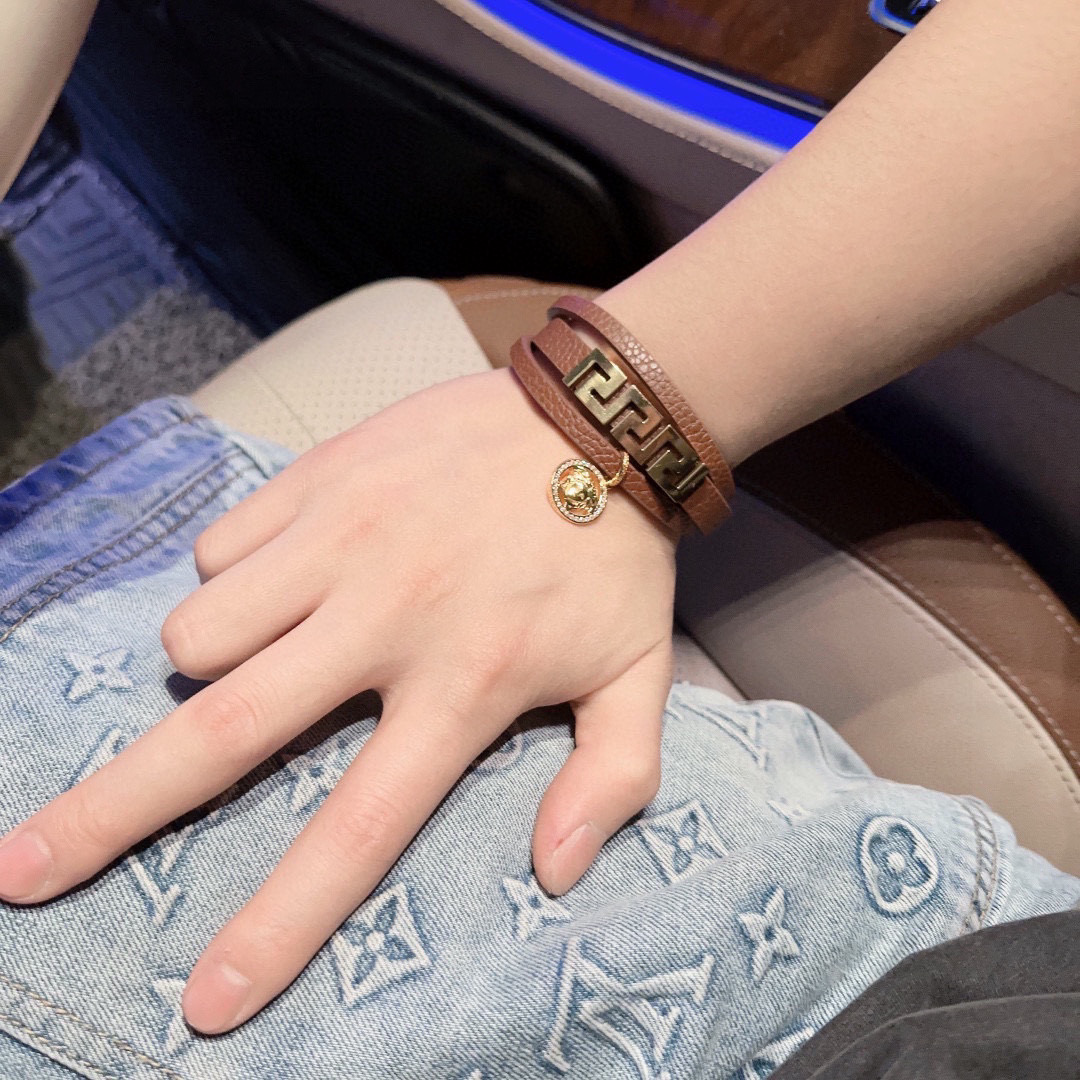 High-Quality Versace Leather Hand Bracelet with Unique Branding and Adjustable Size - 图片 4