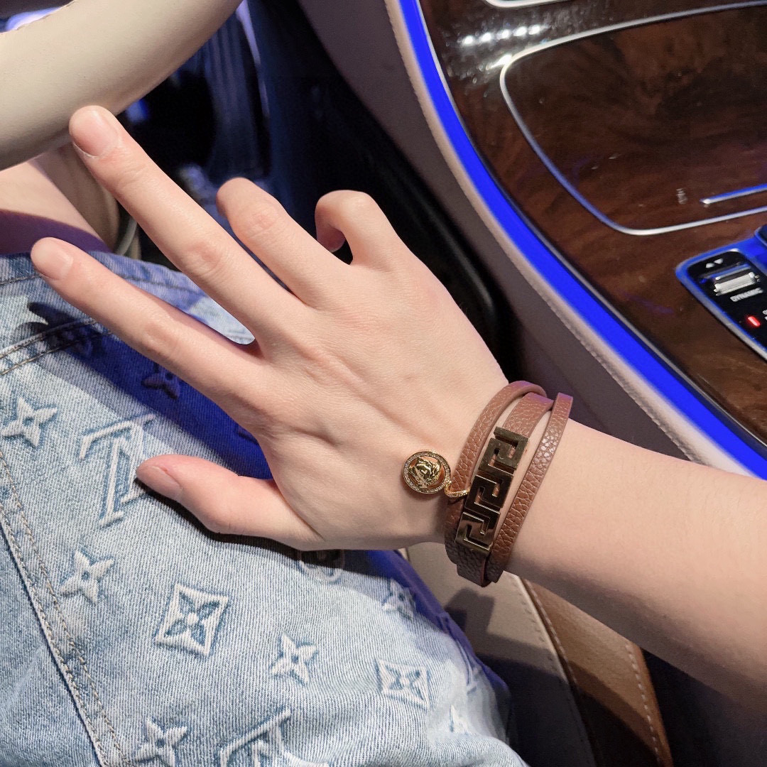 High-Quality Versace Leather Hand Bracelet with Unique Branding and Adjustable Size - 图片 5
