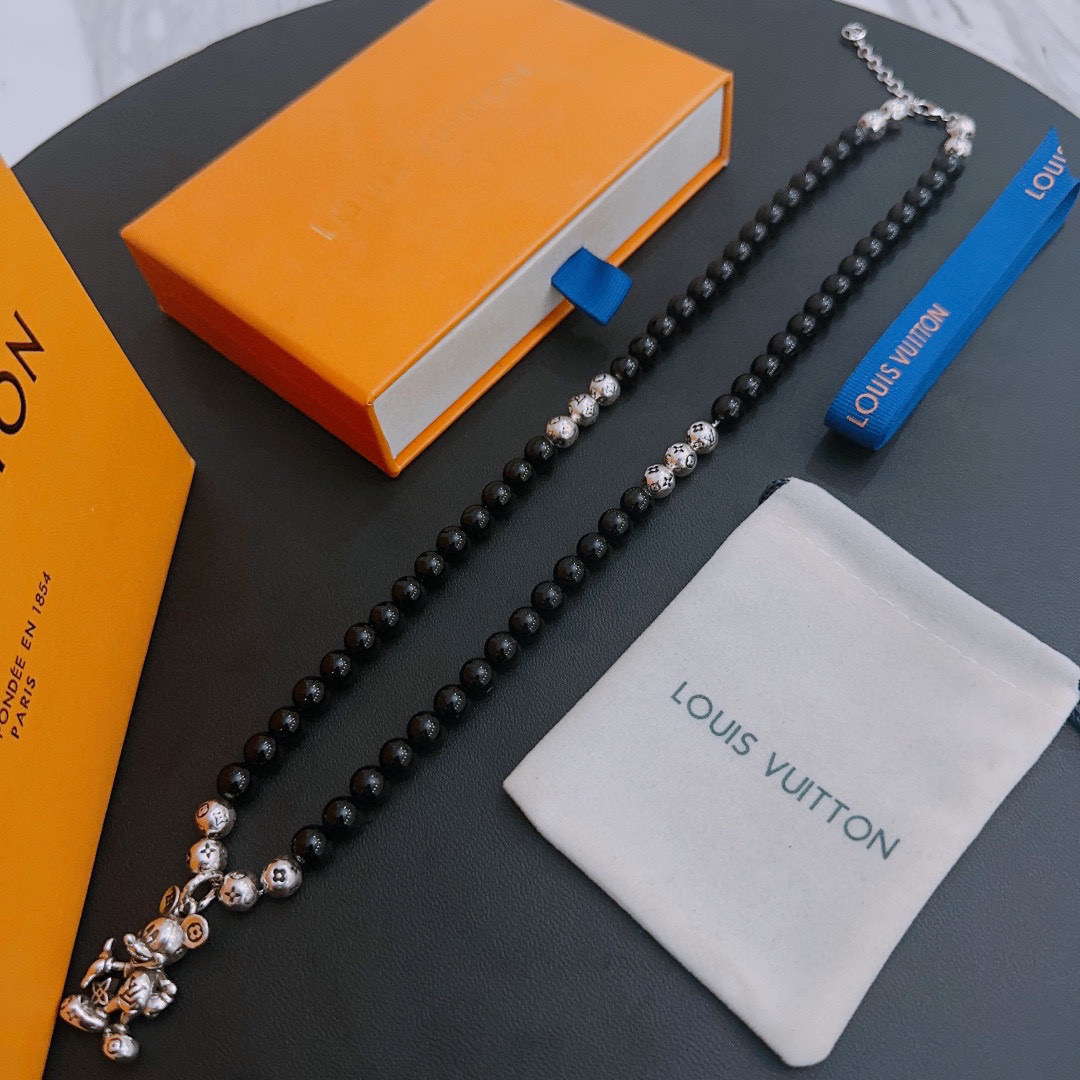 NO:105658,Louis Vuitton LV necklace original single-stock counter new model retro trend fashion essentials can be worn by both men and women Couple style Rock Punk Tsing silver style Retro elements Trendy versatile style Official website The latest style necklace latest style chain higher grade Celebrity classic necklace series retro silver agate necklace Chain length 60 cm can be changed length Details are used for the old version Non-market glossy style This model has been released. The best selling model in LV is very easy to match with trendy clothes, jewelry boutique, louis vuitton, louis vuitton, necklace19860909路易威登 LV项链原单货专柜新款开模复古潮流时尚必备 男女均可佩戴 情侣款同款 摇滚朋克泰银风格 复古元素 潮流百搭 官网同款项链最新款链条档次更高明星经典款项链系列复古银玛瑙项链 链长60厘米可改长度 细节对版做旧处理 非市面亮面版型 这款一直在出 LV里面热卖款 非常好搭配潮流衣服,饰品精品,louis vuitton,louis vuitton,necklace,Jewelry
