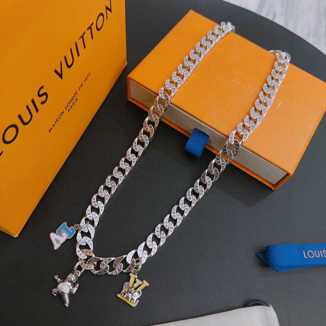 NO:105662,LV Louis Vuitton's original single-stock counter new model retro trend fashion essentials can be worn by both men and women, couple style same style, rock punk silver style, retro elements, trendy and versatile, official website same style necklace latest style chain higher grade, star classic necklace series retro silver necklace, chain length 55 cm can be changed length, details are used to treat the version, non-market glossy style, this model has been released, the best selling model in LV, very easy to match with trendy clothes, jewelry boutique, louis vuitton, louis vuitton, necklace19860909LV路易威登原单货专柜新款开模复古潮流时尚必备 男女均可佩戴 情侣款同款 摇滚朋克泰银风格 复古元素 潮流百搭 官网同款项链最新款链条档次更高明星经典款项链系列复古银项链 链长55厘米可改长度 细节对版做旧处理 非市面亮面版型 这款一直在出 LV里面热卖款 非常好搭配潮流衣服,饰品精品,louis vuitton,louis vuitton,necklace,Jewelry