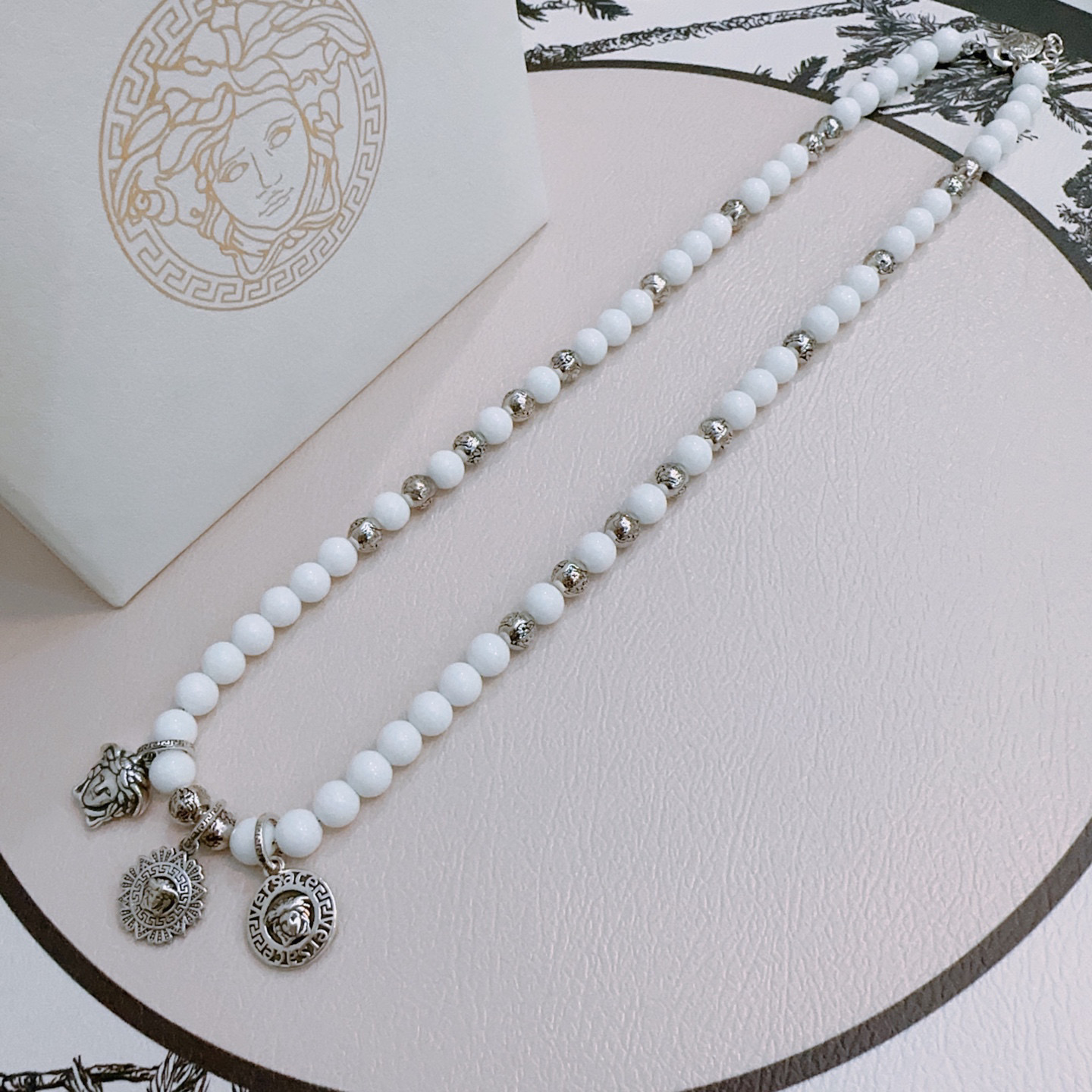 NO:105816,The counter semester version Versace agate necklace multi-element agate silver style necklace, same style as G-Dragon stars, retro and old style, original reproduction, purely handmade, authentic model opening trendy and fashion essentials, both men and women can wear, same style for couples, rock punk silver style, retro elements, trendy and versatile, same style for official website, fine jewelry, versace, necklace19860909专柜精工版本范思哲玛瑙项链多元素玛瑙泰银风格项链 权志龙明星同款 复古做旧风 原版复刻 纯手工打造 ～正品开模潮流时尚必备 男女均可佩戴 情侣款同款 摇滚朋克泰银风格 复古元素 潮流百搭 官网同款,饰品精品,versace,necklace,Jewelry