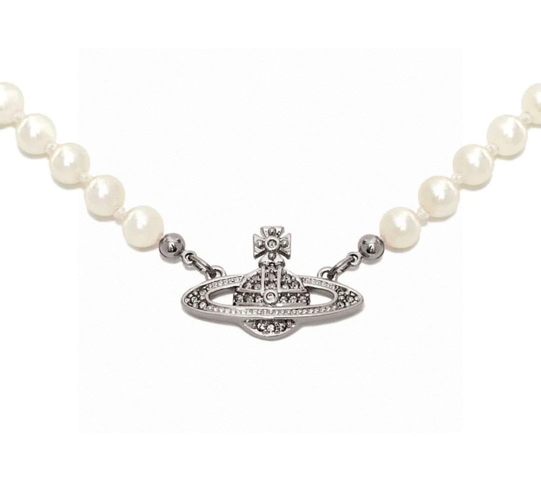 NO:106006,[New product is on the shelves] Empress Dowager Embossed Pearl Necklace [Beautiful Saturn Pearl Set] Z package is not made, it is recommended to put it in the whole set, so it is correct to enter it with your eyes closed!  The pure crown ball is a classic symbol. The shining Saturn ring outlines the flow of future waves and light, opening up a new encounter with the future!  We use specific Swarovski pearls, and the diamonds on Saturn are also customized Swarovski rhinestones, rather than just making them with plastic beads and diamonds on the market!  You can feel its texture, feel and luster when you get it. Nice, with rhinestone embellishments appear on Saturn's design, adding a lot of cool, fashionable and pretty looks, making the punk a little girl at the same time, and bringing a group of fashion fans!  It looks good, salty or sweet, pure or desirable!  Love at first glance, it is definitely a lever in the 