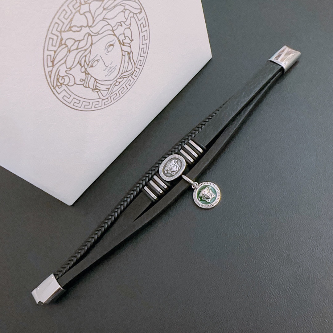 NO:106668,High-quality Versace Du Meisha logo cowhide bracelet bracelet handsome and cool at the same time reveals a sense of unruly freedom, showing a unique charm of fun, exquisite workmanship, absolutely high-quality, equivalent to genuine product, length 22cm adjustable and changeable, jewelry quality, versace, versace, bracelet, cowhide19860909高品质Versace 范思哲 杜美莎标志牛皮手绳手链 帅气酷炫 同时透露着一丝不羁的自由气息 展现别样趣味魅力 做工精致 绝对高逼格 等同正品 长度22cm可调节可更改,饰品精品,versace,versace,bracelet,cowhide,Jewelry