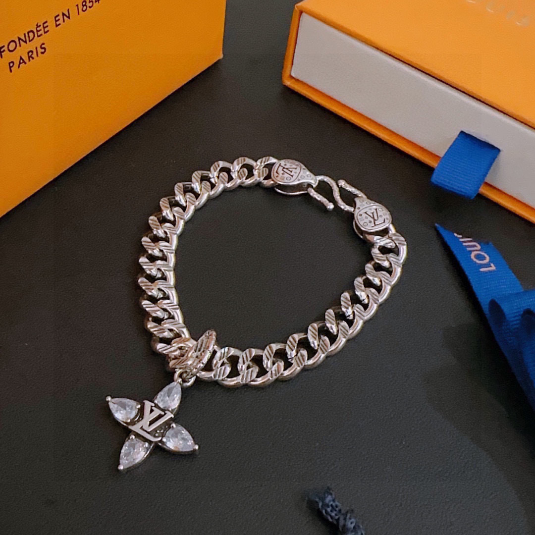 NO:106968,LV Louis Vuitton bracelet original single-stock counter new model retro trend fashion essentials can be worn by both men and women, couple style same style, rock punk silver style, retro elements, trendy and versatile, official website same style necklace latest style chain higher grade, star classic necklace series retro silver bracelet, chain length 22cm adjustable length, details are used to treat versions, non-market bright style, this model has been released, the best selling model in LV, very easy to match with trendy clothes, jewelry boutique, louis vuitton, louis vuitton, necklace, bracelet19860909LV路易威登手链原单货专柜新款开模复古潮流时尚必备 男女均可佩戴 情侣款同款 摇滚朋克泰银风格 复古元素 潮流百搭 官网同款项链最新款链条档次更高明星经典款项链系列复古银手链 链长22cm可调节可改长度 细节对版做旧处理 非市面亮面版型 这款一直在出 LV里面热卖款 非常好搭配潮流衣服,饰品精品,louis vuitton,louis vuitton,necklace,bracelet,Jewelry