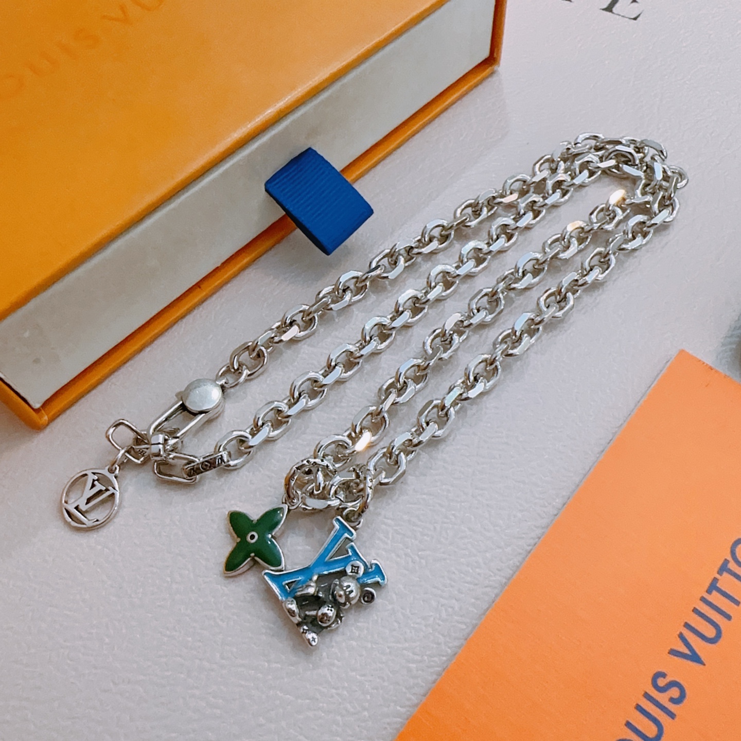 NO:107088,Louis Vuitton LV necklace original single-stock counter new model retro trend fashion essentials can be worn by both men and women Couple style Rock Punk Tsing silver style Retro elements Trendy versatile official website The latest style necklace chain is higher in grade Star classic necklace series retro silver necklace Chain length 52 cm can be changed length Details are used for the old version Non-market glossy style This model has been released. The best selling model in LV is very easy to match with trendy clothes, jewelry boutique, louis vuitton, louis vuitton, necklace19860909路易威登 LV项链原单货专柜新款开模复古潮流时尚必备 男女均可佩戴 情侣款同款 摇滚朋克泰银风格 复古元素 潮流百搭 官网同款项链最新款链条档次更高明星经典款项链系列复古银项链 链长52厘米可改长度 细节对版做旧处理 非市面亮面版型 这款一直在出 LV里面热卖款 非常好搭配潮流衣服,饰品精品,louis vuitton,louis vuitton,necklace,Jewelry