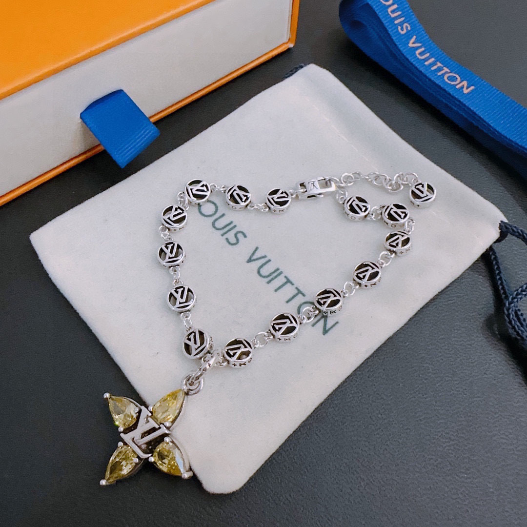 NO:107068,High-quality Louis Vuitton LV bracelet original single-stock counter new model retro trend fashion essentials can be worn by both men and women Couple style Rock Punk Tsing silver style Retro elements Trendy versatile official website The latest necklace of the same style chain is higher, Star classic bracelet Cuba chain series retro silver bracelet The chain length adjustable length Details are used to treat the version without the market glossy style This model has been released. The best selling model in LV is very easy to match with trendy clothes, jewelry boutique, louis vuitton, louis vuitton, necklace, bracelet19860909高品质路易威登LV手链原单货专柜新款开模复古潮流时尚必备 男女均可佩戴 情侣款同款 摇滚朋克泰银风格 复古元素 潮流百搭 官网同款项链最新款链条档次更高明星经典款手链古巴链系列复古银手链 链长码数可调长度 细节对版做旧处理 非市面亮面版型 这款一直在出 LV里面热卖款 非常好搭配潮流衣服,饰品精品,louis vuitton,louis vuitton,necklace,bracelet,Jewelry