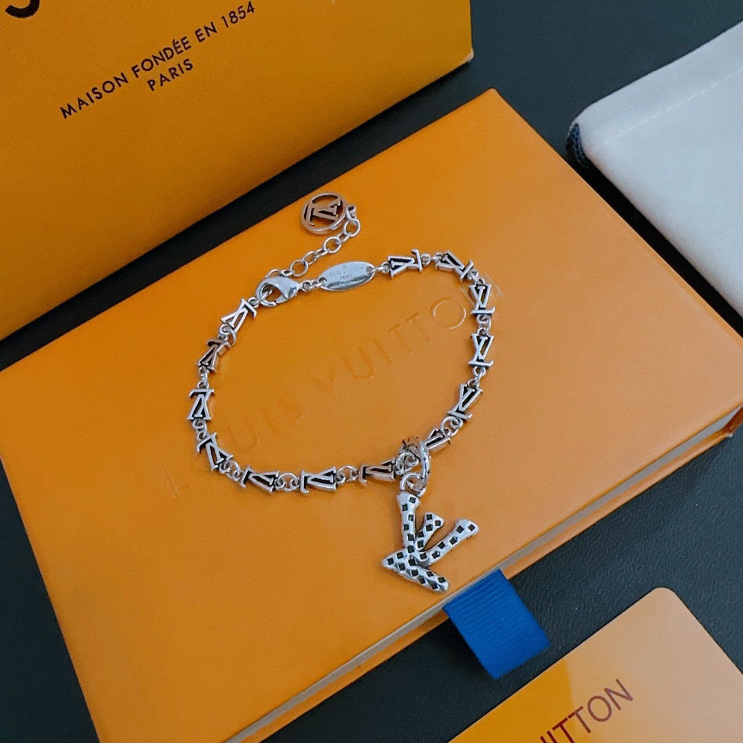 NO:107595,High-quality Louis Vuitton LV bracelet original single-stock counter new model retro trend fashion essentials can be worn by both men and women Couple style Rock Punk Tsing silver style Retro elements Trendy versatile official website The latest necklace of the same chain is higher, Star classic bracelet Cuban chain series retro silver bracelet Chain length (adjustable) Details are used to treat the version of the old version Non-market glossy style This model has been released. The best selling model in LV is very easy to match with trendy clothes, jewelry boutique, louis vuitton, louis vuitton, necklace, bracelet19860909高品质路易威登LV手链原单货专柜新款开模复古潮流时尚必备 男女均可佩戴 情侣款同款 摇滚朋克泰银风格 复古元素 潮流百搭 官网同款项链最新款链条档次更高明星经典款手链古巴链系列复古银手链 链长码数（可调节） 细节对版做旧处理 非市面亮面版型 这款一直在出 LV里面热卖款 非常好搭配潮流衣服,饰品精品,louis vuitton,louis vuitton,necklace,bracelet,Jewelry