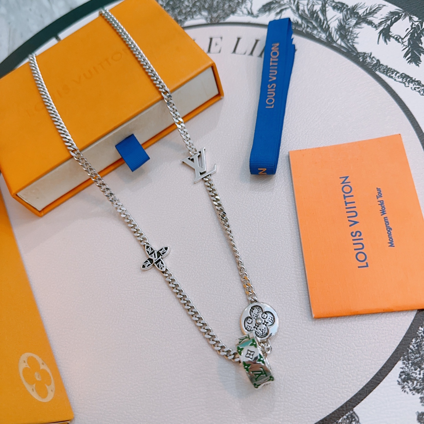 NO:107597,New Louis Vuitton LV necklace original single-stock counter new model retro trend fashion essentials can be worn by both men and women Couple style Rock Punk Tsing silver style Retro elements Trendy versatile official website The latest style necklace chain is higher in grade Star classic necklace series retro silver necklace Chain length 60 cm can be changed length Details are used for the version to be used for the old version Non-market glossy style This model has been released. The best selling model in LV is very easy to match with trendy clothes, jewelry boutique, louis vuitton, louis vuitton, necklace19860909新款路易威登 LV项链原单货专柜新款开模复古潮流时尚必备 男女均可佩戴 情侣款同款 摇滚朋克泰银风格 复古元素 潮流百搭 官网同款项链最新款链条档次更高明星经典款项链系列复古银项链 链长60厘米可改长度 细节对版做旧处理 非市面亮面版型 这款一直在出 LV里面热卖款 非常好搭配潮流衣服,饰品精品,louis vuitton,louis vuitton,necklace,Jewelry