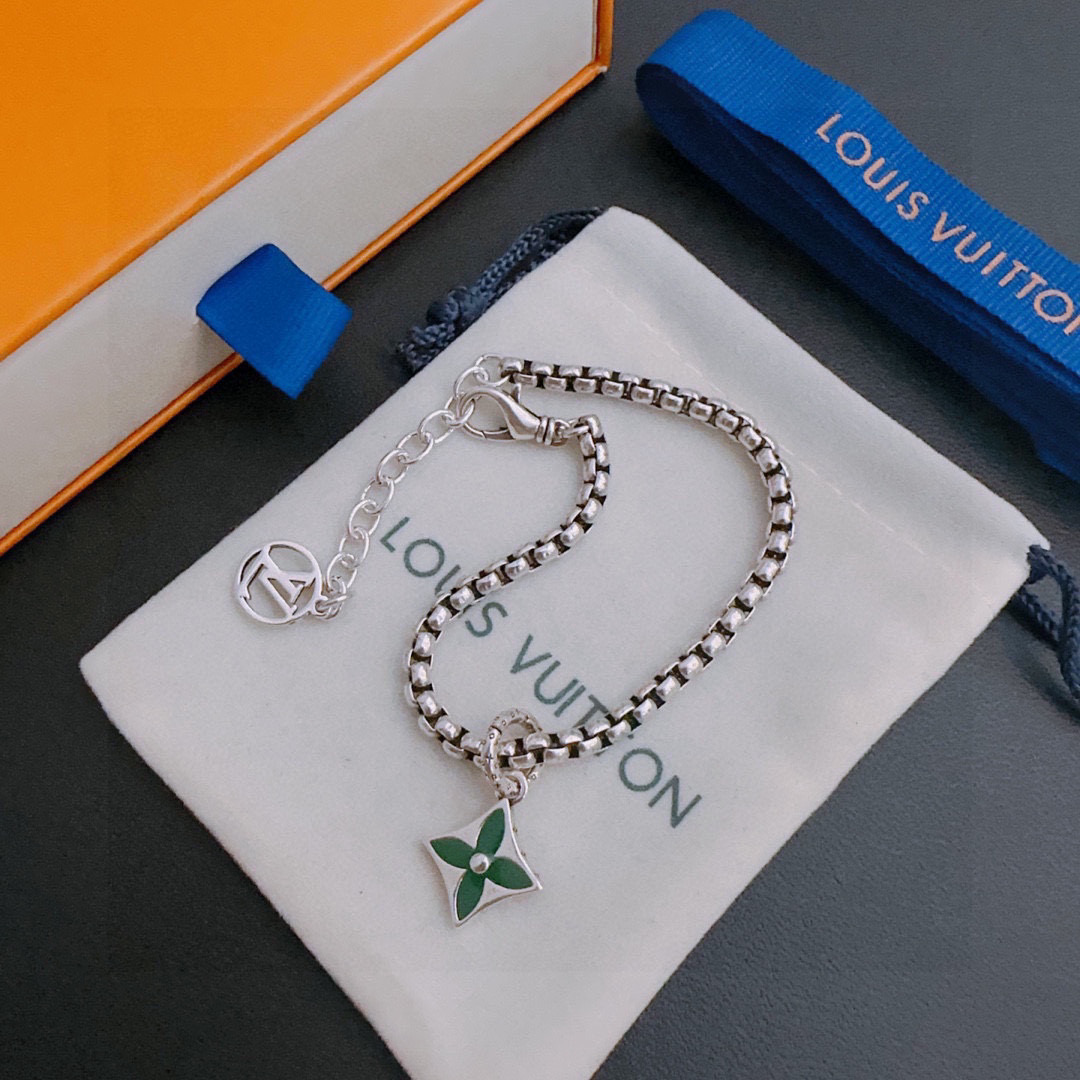 NO:109005,High-quality LV Louis Vuitton bracelet original single-stock counter new model retro trend fashion essentials can be worn by both men and women Couple style Rock Punk Thai silver style Retro elements Trendy versatile official website The latest style necklace chain is higher in grade Star classic necklace series retro silver bracelet Chain length 22cm20cm18cm can be changed length Details are used for the version to be used for the old version Non-market glossy version This model has been released. The best selling model in LV is very easy to match with trendy clothes, jewelry boutique, louis vuitton, louis vuitton, necklace, bracelet19860909高品质LV路易威登手链原单货专柜新款开模复古潮流时尚必备 男女均可佩戴 情侣款同款 摇滚朋克泰银风格 复古元素 潮流百搭 官网同款项链最新款链条档次更高明星经典款项链系列复古银手链 链长码数22cm20cm18cm可改长度 细节对版做旧处理 非市面亮面版型 这款一直在出 LV里面热卖款 非常好搭配潮流衣服,饰品精品,louis vuitton,louis vuitton,necklace,bracelet,Jewelry