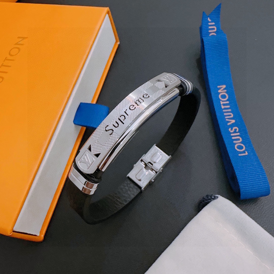 NO:108988,High-quality Louis Vuitton LV cowhide bracelet (co-branded model) original single-stock counter new model opens retro trendy fashion essentials, both men and women can wear it, couples style, rock punk silver style, retro elements, trendy and versatile, official website same necklace latest style chain higher grade, star classic bracelet Cuban chain series retro silver bracelet, chain length 21cm (can be changed by self-size) Details are used to treat versions, non-market bright style, This model has been released, popular in LV, very easy to match with trendy clothes, jewelry boutique, louis vuitton, louis vuitton, necklace, bracelet, cowhide19860909高品质路易威登LV牛皮手链（联名款）原单货专柜新款开模复古潮流时尚必备 男女均可佩戴 情侣款同款 摇滚朋克泰银风格 复古元素 潮流百搭 官网同款项链最新款链条档次更高明星经典款手链古巴链系列复古银手链 链长21cm（可自改尺寸） 细节对版做旧处理 非市面亮面版型 这款一直在出 LV里面热卖款 非常好搭配潮流衣服,饰品精品,louis vuitton,louis vuitton,necklace,bracelet,cowhide,Jewelry